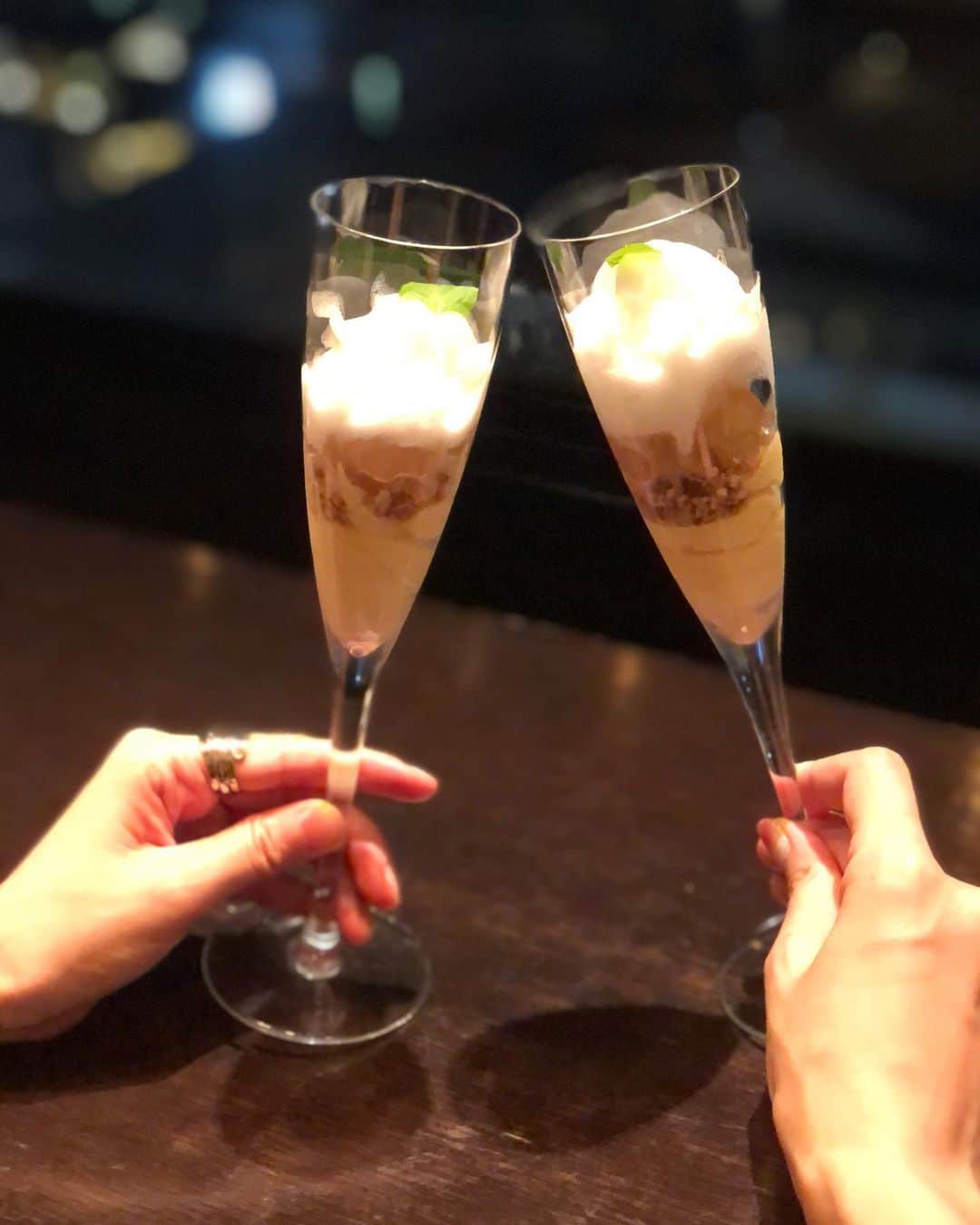 菊池かなこさんのインスタグラム写真 - (菊池かなこInstagram)「. . 🥂神楽坂 Cierpo @cierpo . 神楽坂のBar使いもできる パノラマビューの窓から見える 景色が素敵なレストラン✨ 7/1にリニューアルしたばかりの 牡蠣料理🦪のフレンチのお店🇫🇷 . 伊勢志摩のプレミアムオイスターを たっぷり使った料理をいだけます☺︎ 神楽坂に夜景のイメージはあまり無かったけど、 東京タワーも見えたりと景色素敵でした😍 . 一品一品が芸術的✨✨ お店の作りがすごく好みで 入るとすぐ夜景が見えるバーカウンターがあって 数段下がるとソファー席が 連れて行ってもらった人は絶対喜ぶと思う✨✨ . 夕暮れ前に来ると マジックアワーから夜景まで楽しめるみたいだから 今度は早めの時間に行ってみたい☺︎ . . 💐プレミアムコース7品 . ☑︎伊勢志摩プレミアムオイスター　シャンパーニュのジュレと ☑︎伊勢志摩プレミアムオイスターと生雲丹と季節のマテリアル　パルフェ仕立て ☑︎広島産牡蠣とフォワグラのパテ・ド・グランメール パン ☑︎広島牡蠣のムニエル　季節のポタージュと ☑︎広島牡蠣と天使の海老のフリカッセ　アメリケーヌソース ☑︎牛ハラミ肉のポワレ　赤ワインソース ☑︎デザート ☑︎コーヒー 又は ローズヒップティー . . . ୨୧┈┈┈┈┈┈┈┈┈┈┈┈┈┈┈┈┈୨୧ #cierpo#神楽坂#神楽坂ディナー#神楽坂グルメ #lineconomi#東京カレンダー#東カレ倶楽部 #インスタグルメアワード2020#かなーなグルメ #食べログ#東京グルメ#東京デート#夜景#牡蠣#牡蠣料理 #Cierpo #神楽坂牡蠣 #神楽坂フレンチ #神楽坂グルメ #神楽坂ディナー #神楽坂オイスター #神楽坂ランチ #シェルポ #pr #トリドリベース」8月2日 23時46分 - canana_kanako