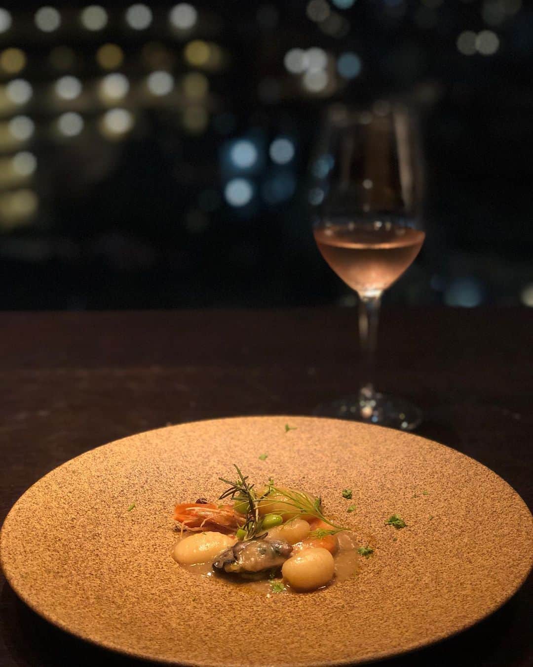 菊池かなこさんのインスタグラム写真 - (菊池かなこInstagram)「. . 🥂神楽坂 Cierpo @cierpo . 神楽坂のBar使いもできる パノラマビューの窓から見える 景色が素敵なレストラン✨ 7/1にリニューアルしたばかりの 牡蠣料理🦪のフレンチのお店🇫🇷 . 伊勢志摩のプレミアムオイスターを たっぷり使った料理をいだけます☺︎ 神楽坂に夜景のイメージはあまり無かったけど、 東京タワーも見えたりと景色素敵でした😍 . 一品一品が芸術的✨✨ お店の作りがすごく好みで 入るとすぐ夜景が見えるバーカウンターがあって 数段下がるとソファー席が 連れて行ってもらった人は絶対喜ぶと思う✨✨ . 夕暮れ前に来ると マジックアワーから夜景まで楽しめるみたいだから 今度は早めの時間に行ってみたい☺︎ . . 💐プレミアムコース7品 . ☑︎伊勢志摩プレミアムオイスター　シャンパーニュのジュレと ☑︎伊勢志摩プレミアムオイスターと生雲丹と季節のマテリアル　パルフェ仕立て ☑︎広島産牡蠣とフォワグラのパテ・ド・グランメール パン ☑︎広島牡蠣のムニエル　季節のポタージュと ☑︎広島牡蠣と天使の海老のフリカッセ　アメリケーヌソース ☑︎牛ハラミ肉のポワレ　赤ワインソース ☑︎デザート ☑︎コーヒー 又は ローズヒップティー . . . ୨୧┈┈┈┈┈┈┈┈┈┈┈┈┈┈┈┈┈୨୧ #cierpo#神楽坂#神楽坂ディナー#神楽坂グルメ #lineconomi#東京カレンダー#東カレ倶楽部 #インスタグルメアワード2020#かなーなグルメ #食べログ#東京グルメ#東京デート#夜景#牡蠣#牡蠣料理 #Cierpo #神楽坂牡蠣 #神楽坂フレンチ #神楽坂グルメ #神楽坂ディナー #神楽坂オイスター #神楽坂ランチ #シェルポ #pr #トリドリベース」8月2日 23時46分 - canana_kanako