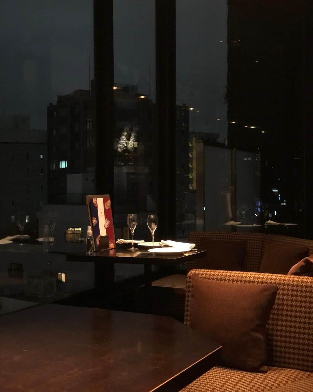菊池かなこさんのインスタグラム写真 - (菊池かなこInstagram)「. . 🥂神楽坂 Cierpo @cierpo . 神楽坂のBar使いもできる パノラマビューの窓から見える 景色が素敵なレストラン✨ 7/1にリニューアルしたばかりの 牡蠣料理🦪のフレンチのお店🇫🇷 . 伊勢志摩のプレミアムオイスターを たっぷり使った料理をいだけます☺︎ 神楽坂に夜景のイメージはあまり無かったけど、 東京タワーも見えたりと景色素敵でした😍 . 一品一品が芸術的✨✨ お店の作りがすごく好みで 入るとすぐ夜景が見えるバーカウンターがあって 数段下がるとソファー席が 連れて行ってもらった人は絶対喜ぶと思う✨✨ . 夕暮れ前に来ると マジックアワーから夜景まで楽しめるみたいだから 今度は早めの時間に行ってみたい☺︎ . . 💐プレミアムコース7品 . ☑︎伊勢志摩プレミアムオイスター　シャンパーニュのジュレと ☑︎伊勢志摩プレミアムオイスターと生雲丹と季節のマテリアル　パルフェ仕立て ☑︎広島産牡蠣とフォワグラのパテ・ド・グランメール パン ☑︎広島牡蠣のムニエル　季節のポタージュと ☑︎広島牡蠣と天使の海老のフリカッセ　アメリケーヌソース ☑︎牛ハラミ肉のポワレ　赤ワインソース ☑︎デザート ☑︎コーヒー 又は ローズヒップティー . . . ୨୧┈┈┈┈┈┈┈┈┈┈┈┈┈┈┈┈┈୨୧ #cierpo#神楽坂#神楽坂ディナー#神楽坂グルメ #lineconomi#東京カレンダー#東カレ倶楽部 #インスタグルメアワード2020#かなーなグルメ #食べログ#東京グルメ#東京デート#夜景#牡蠣#牡蠣料理 #Cierpo #神楽坂牡蠣 #神楽坂フレンチ #神楽坂グルメ #神楽坂ディナー #神楽坂オイスター #神楽坂ランチ #シェルポ #pr #トリドリベース」8月2日 23時46分 - canana_kanako