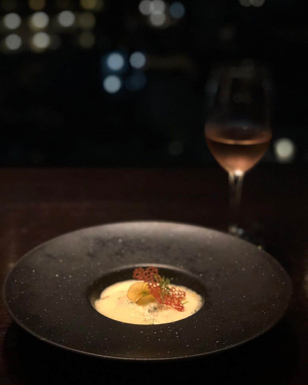 菊池かなこさんのインスタグラム写真 - (菊池かなこInstagram)「. . 🥂神楽坂 Cierpo @cierpo . 神楽坂のBar使いもできる パノラマビューの窓から見える 景色が素敵なレストラン✨ 7/1にリニューアルしたばかりの 牡蠣料理🦪のフレンチのお店🇫🇷 . 伊勢志摩のプレミアムオイスターを たっぷり使った料理をいだけます☺︎ 神楽坂に夜景のイメージはあまり無かったけど、 東京タワーも見えたりと景色素敵でした😍 . 一品一品が芸術的✨✨ お店の作りがすごく好みで 入るとすぐ夜景が見えるバーカウンターがあって 数段下がるとソファー席が 連れて行ってもらった人は絶対喜ぶと思う✨✨ . 夕暮れ前に来ると マジックアワーから夜景まで楽しめるみたいだから 今度は早めの時間に行ってみたい☺︎ . . 💐プレミアムコース7品 . ☑︎伊勢志摩プレミアムオイスター　シャンパーニュのジュレと ☑︎伊勢志摩プレミアムオイスターと生雲丹と季節のマテリアル　パルフェ仕立て ☑︎広島産牡蠣とフォワグラのパテ・ド・グランメール パン ☑︎広島牡蠣のムニエル　季節のポタージュと ☑︎広島牡蠣と天使の海老のフリカッセ　アメリケーヌソース ☑︎牛ハラミ肉のポワレ　赤ワインソース ☑︎デザート ☑︎コーヒー 又は ローズヒップティー . . . ୨୧┈┈┈┈┈┈┈┈┈┈┈┈┈┈┈┈┈୨୧ #cierpo#神楽坂#神楽坂ディナー#神楽坂グルメ #lineconomi#東京カレンダー#東カレ倶楽部 #インスタグルメアワード2020#かなーなグルメ #食べログ#東京グルメ#東京デート#夜景#牡蠣#牡蠣料理 #Cierpo #神楽坂牡蠣 #神楽坂フレンチ #神楽坂グルメ #神楽坂ディナー #神楽坂オイスター #神楽坂ランチ #シェルポ #pr #トリドリベース」8月2日 23時46分 - canana_kanako