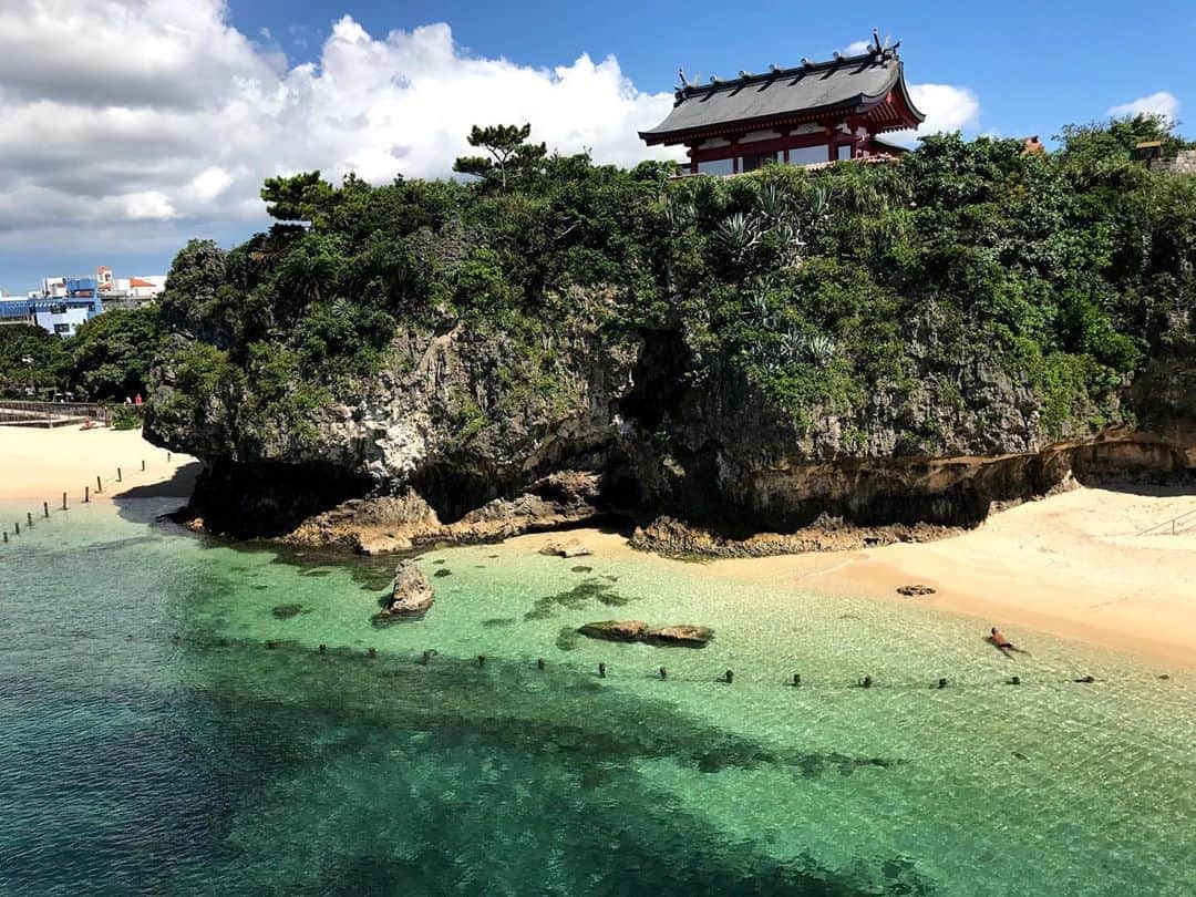 佃井皆美さんのインスタグラム写真 - (佃井皆美Instagram)「I went to Okinawa last summer.☀️  去年、1人で沖縄行った時の写真！ 海がすごくきれいだった！！ 今年は絶対に行けないから、 写真見て、我慢だ！！！ みなさんにもおすそ分けです！！  去年行った沖縄の演劇祭りっかりっかフェスタは今年は中止になってしまったので、 来年は、また行けるといいなぁ。  #沖縄  #一人旅  #演劇祭  #りっかりっかフェスタ」8月2日 23時49分 - minamitsukui