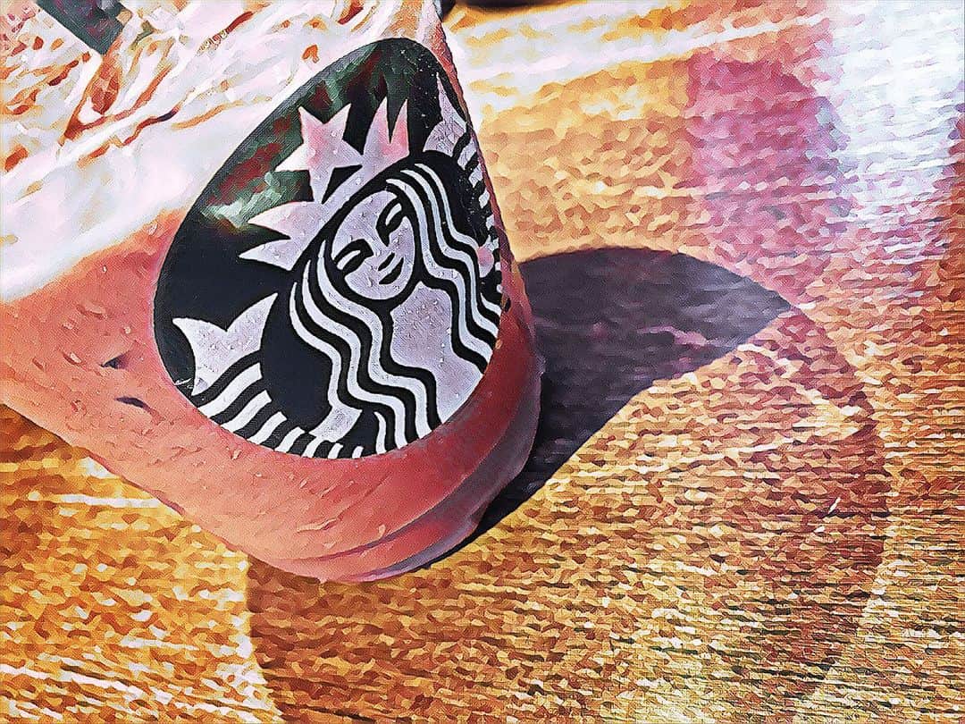 クボナオキのインスタグラム：「【2020.8.2】 #最近クボはスターバックスに通っています #差し入れで買う事は多々ありましたが #全く飲んでこなかった人生 #だがしかし #インスタグラマーといえば #starbucks  #ここで一つ思うことがあるとです #スターバックスといえば #店員さんがカップに書いてくれる #コメントやイラスト #ほっこりして素晴らしいなと #いな！ #INA！ #イナ！ #否！ #クボのカップには未だに #一度も書いてくれません #そこでクボは思ったのです #ああ、あれは常連さんにだけ #書いてくれるのか、と #そして通い始めて約一ヶ月 #ついにその日が #店員さん「いつもありがとうございます」 #ついにきたか #常連の認定がきたか #今日のカップには(2枚目) # # # #もっと通います #また明日 #クボスタグラム」