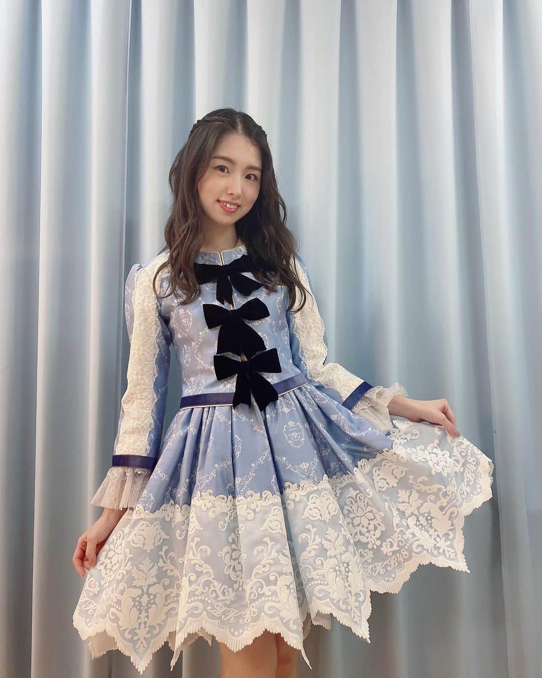 岩立沙穂さんのインスタグラム写真 - (岩立沙穂Instagram)「💠 . お衣装〜！4ヶ月振りでした✨ これがあって私たちはもっともっと輝けるんです☺️ そして髪型もメイクさんによって いい感じにねじねじアレンジしてもらえました！ 久々！嬉しかったー\( ˆoˆ )/ . . #AKB48 #AKB衣装 #オサレカンパニー  #楽屋のカーテンが可愛くなった💙💓」8月3日 0時01分 - saho_iwatate104