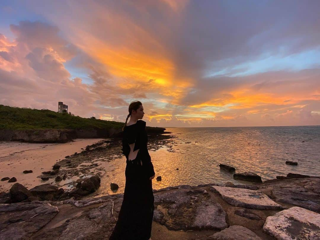 星屋莉央のインスタグラム：「YOHJI YAMAMOTO🌅 ✖️ISHIGAKI ISLAND🐠 @yohjiyamamotoofficial  #sunrise #yohjiyamamoto #ss20 #ishigakiisland #satokibi #beauty #black #salt #shooting #熱中症」