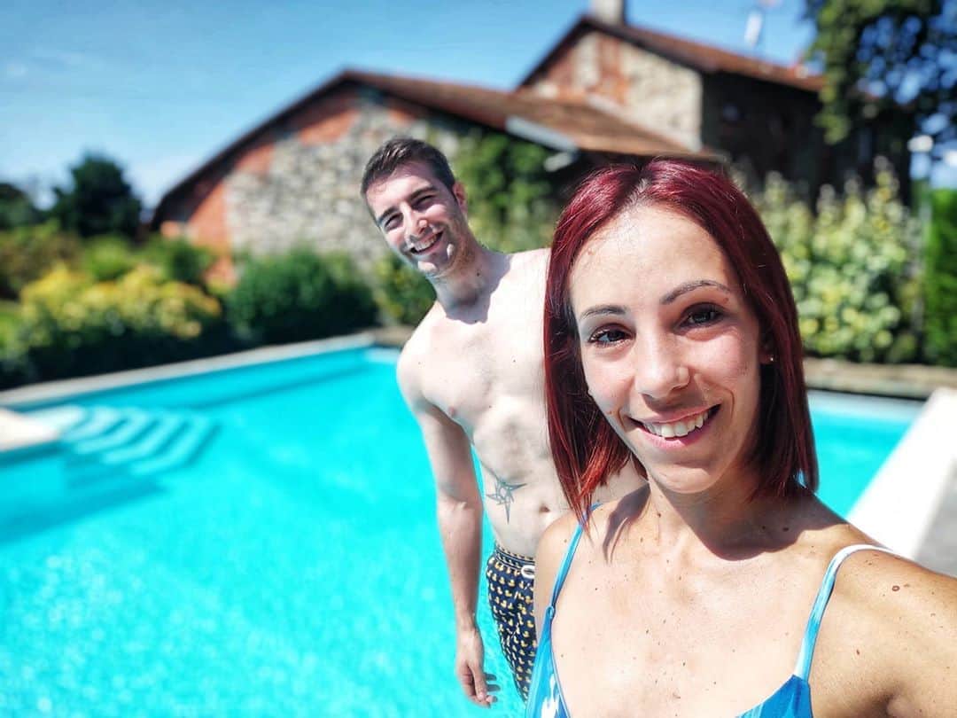 ニコーレ・デラ・モニカのインスタグラム：「Oggi va così... Io, lui, la piscina e il mio strabismo di venere 🤣😎 #summer #summertime #summer2020 #pool #swimmingpool #fun #sunnyday #escape」