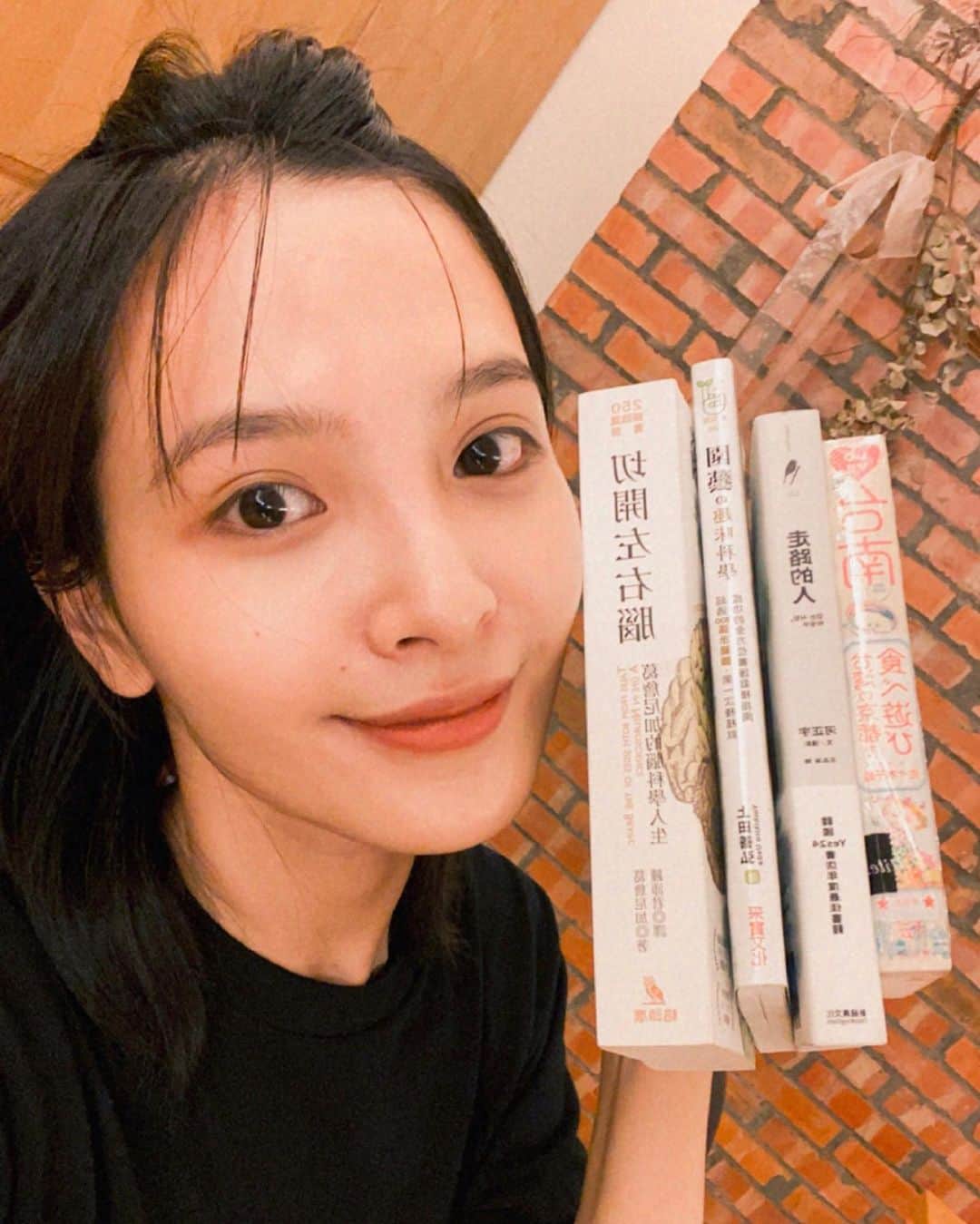 吳子霏（Ellen Wu）のインスタグラム：「藝fun券使用完畢✨ #ellensbookcase」