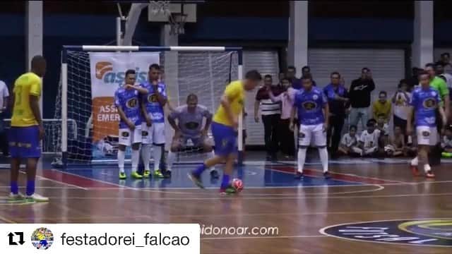 アレッサンドロ・ローザ・ヴィエイラのインスタグラム：「#Repost @festadorei_falcao with @get_repost ・・・ E essa cobrança de Falta do Rei?! 😱🔥 . @falcao12oficial  em quadra é sempre um espetáculo! #festadorei #falcao #rei #craque」