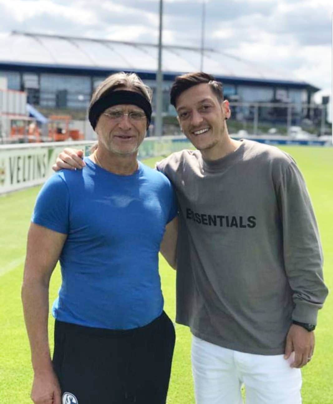 メスト・エジルのインスタグラム：「One of the most important coaches of my career: Norbert Elgert ⚪🔵 I'm wishing you all the best and I hope better times for your club @s04 will come soon again 🙏🏼 #throwback #youthcoach #königsblau #besterMann #danke」