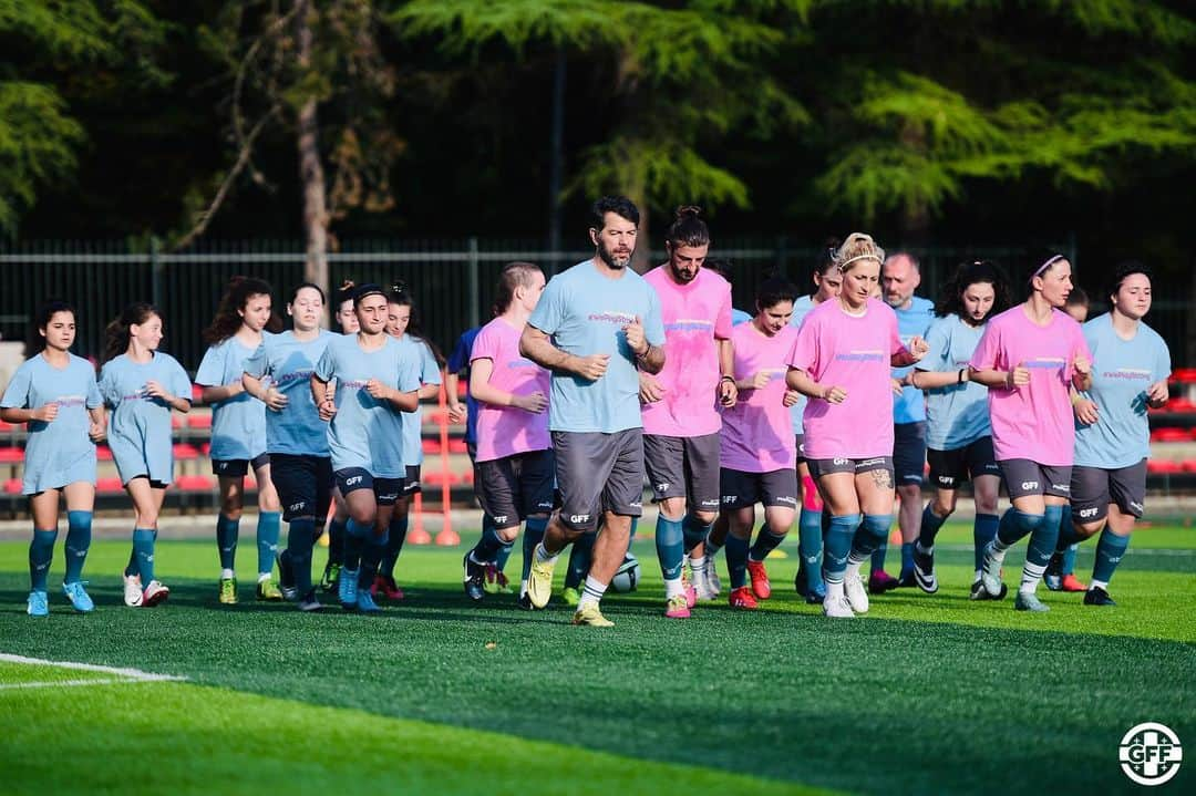 レバン・コビアシビリのインスタグラム：「🇬🇪⚽️ #WePlayStrong 2020 საზაფხულო ბანაკის დაკსვნით დღეს, ბანაკის მონაწილე გოგონებთან ერთად ვივარჯიშე და ფეხბურთი ვითამაშე. მიხარია, ასეთ ნიჭიერ და მონდომებულ თაობას ვხედავ, რომლისთვისაც ფეხბურთი ყველაფერია. სფფ-ის მსგავსი პროექტებიც ხომ ნიჭიერი ფეხბურთელების აღმოჩენას და ქალთა ფეხბურთის განვითარებას ემსახურება. @georgianffofficial @wps_georgia  On the final day of the 2020 #WePlayStrong summer camp, I trained and played football together with the participants. I am delighted to see that we now have a generation of talented and hard-working girls for whom football is everything. GFF projects of this kind serve precisely the purpose of unearthing talented players and developing women’s football.」