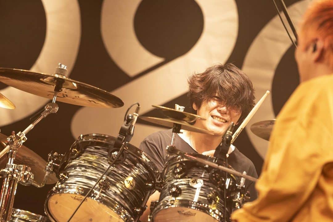 HIROSHIのインスタグラム：「‪ビバラ！オンライン 2020‬ ‪お疲れさんでした。‬ ‪久々のライブ‬ ‪そして始めてのオンラインライブって言う未知の世界やったから初めはドキドキしたけど、ステージに立って演奏している4人を見たら楽しくなった ‪これがライブなんや、これが生なんやって思い出せた‬ ‪あっという間の30分やったしほんまに楽しかったし良い経験ができた‬ ‪けど正直みんながいた方がもっと楽しんやろなって思った‬ ‪今はまだ時間かかるし、むずかしいと思うけど汗臭いライブハウスでまたライブが出来る事を願ってます 一緒に遊んでくれたみんなほんまにほんまにありがとう ‪撮影=釘野孝宏‬」
