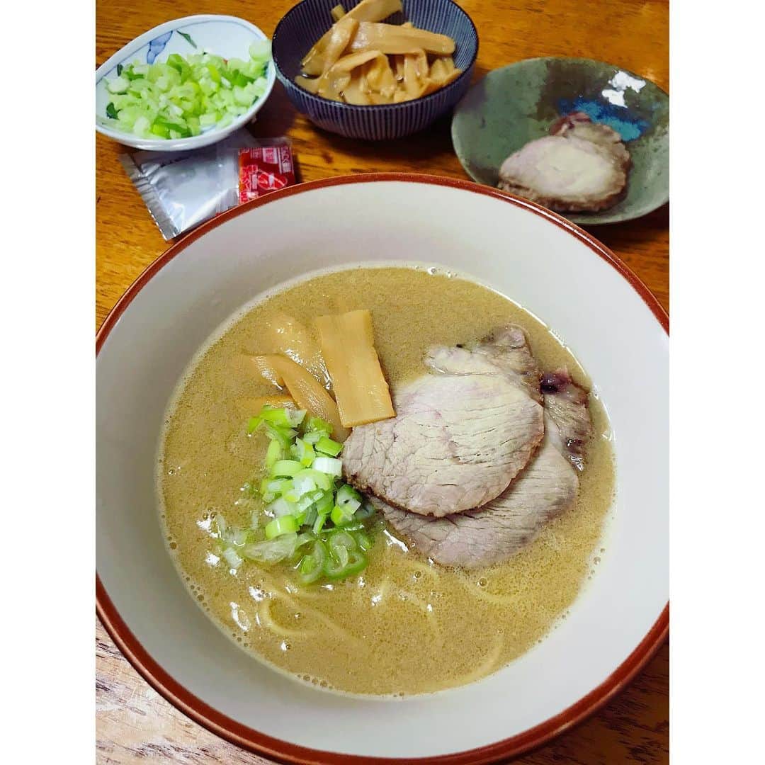 のインスタグラム：「* おうちキットで天一作るの巻。 具なしのにしちゃったから具は別で用意。 チャーシューは自家製。 メンマはスーパーで買いました。 濃さを調節できるタレもついてて かなりお店のに近いのが出来る！ ラーメンどんぶりがあれば尚良し🤔  #天下一品  #家麺」