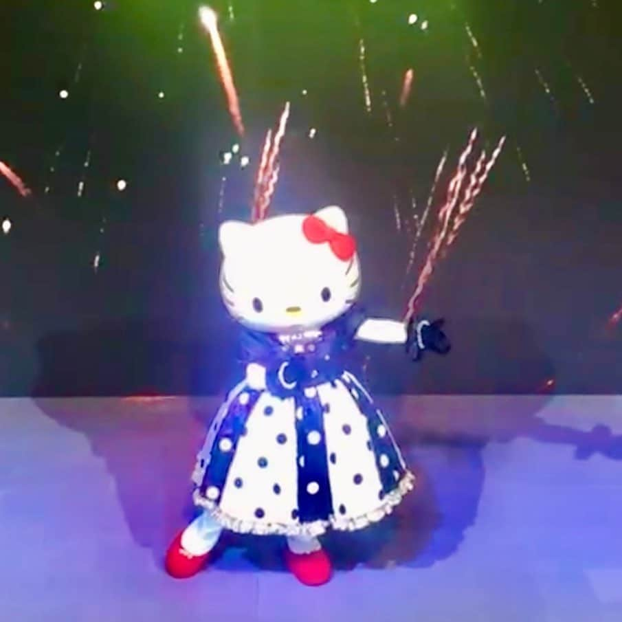 益子侑さんのインスタグラム写真 - (益子侑Instagram)「HELLO KITTY SHOW BOX。 昨年オープニング公演「Happy Flowers」を担当して、今年8月で一周年！！ 早いなぁ🌷🌸  8月1日から「Happy Flowers」再び始まりました✨ 今回とてもボリュームアップしています💐 暗いニュースのある中ですが、皆さんの心に少しでも花が咲きますように🌷🌸 . . #hellokittyshowbox #hellokitty #1stanniversary #newcostume #happyflowers #flowers #show #awaji #awajishima #awajiiland #淡路島観光 #夏休み #心に花を」8月3日 0時20分 - yu.mashiko