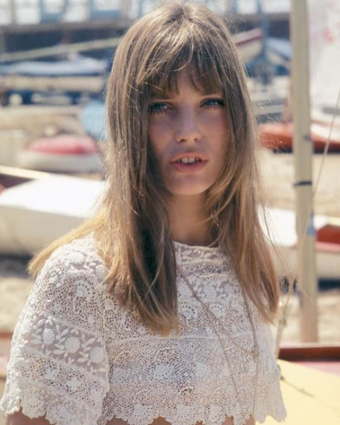 Vogue Parisさんのインスタグラム写真 - (Vogue ParisInstagram)「A young Jane Birkin captivates the camera with her rebellious stare, signature fringe and sultry pout in this 1970 snapshot with a summer style that continues to inspire us today #JaneBirkin」8月3日 0時20分 - voguefrance