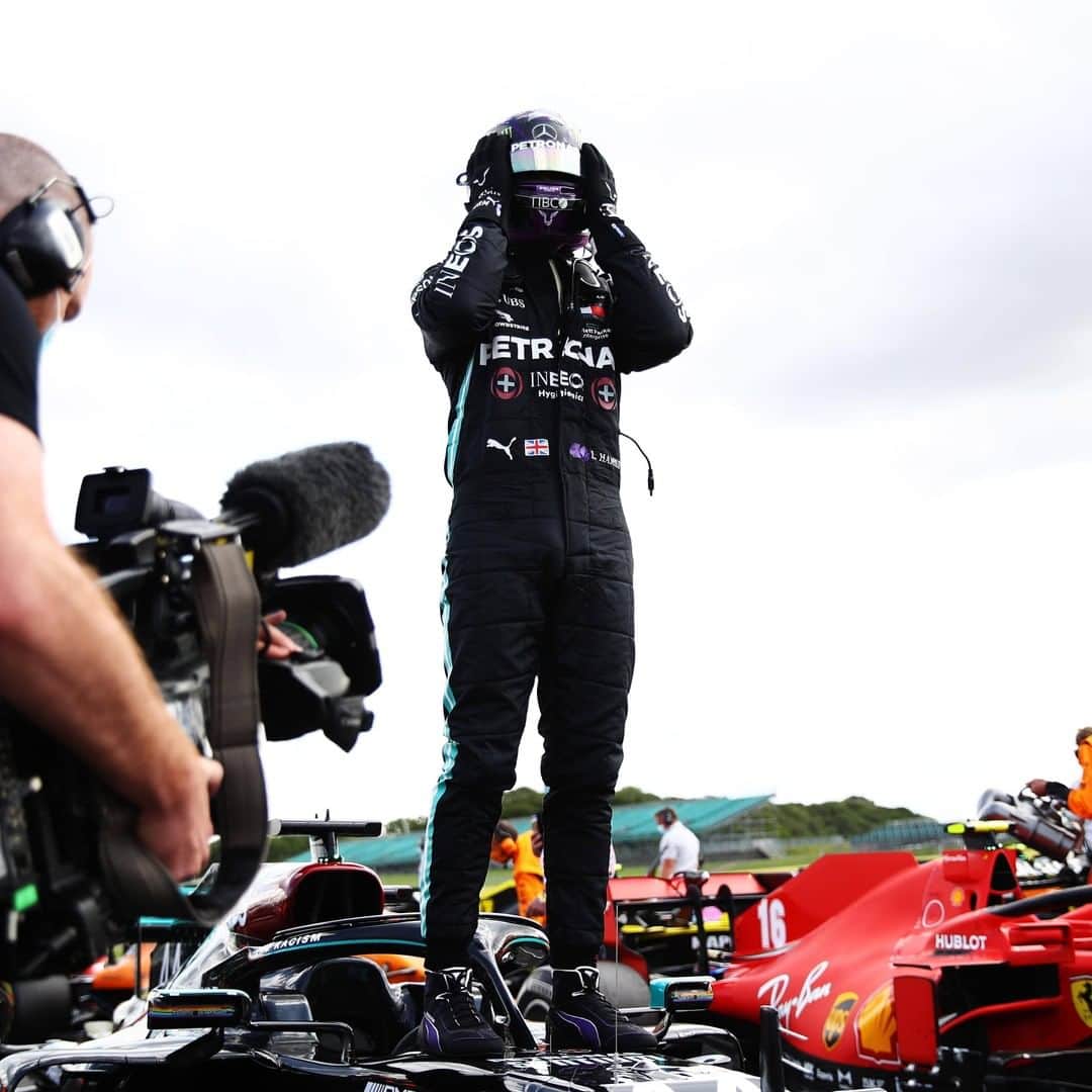 F1さんのインスタグラム写真 - (F1Instagram)「An unusual way to take your 8️⃣7️⃣th Grand Prix victory 👀 . #F1 #Formula1 #BritishGP #LewisHamilton」8月3日 0時21分 - f1