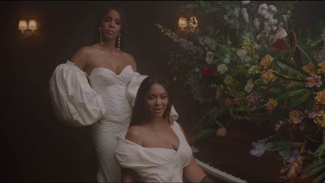 Monica Sordoのインスタグラム：「Kelly Rowland wearing our Puerto Earrings For -Black Is King- Beyoncé’s film which debuted Friday on Disney+. A visual journey that digs deep into her roots as Black pride is the center of the story with African artists strongly represented. On her own words: “History is your future. One day you will meet yourself back where you started, but stronger.” #KellyRowland #Beyonce #MonicaSordo #BlackIsKing」