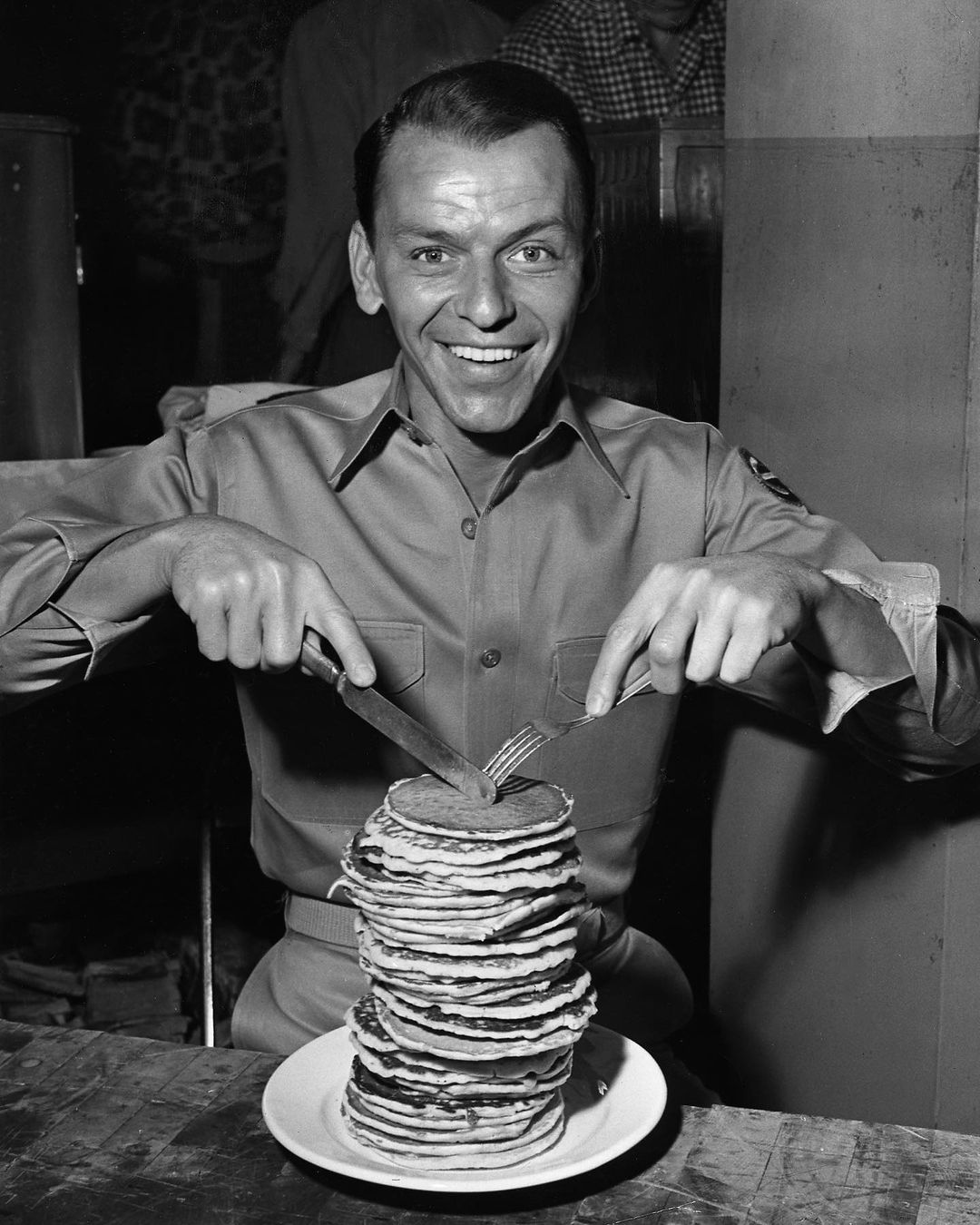 アカデミー賞さんのインスタグラム写真 - (アカデミー賞Instagram)「Good morning. Who's hungry? - 📷 Frank Sinatra during production of "From Here to Eternity" (1953).」8月3日 0時31分 - theacademy