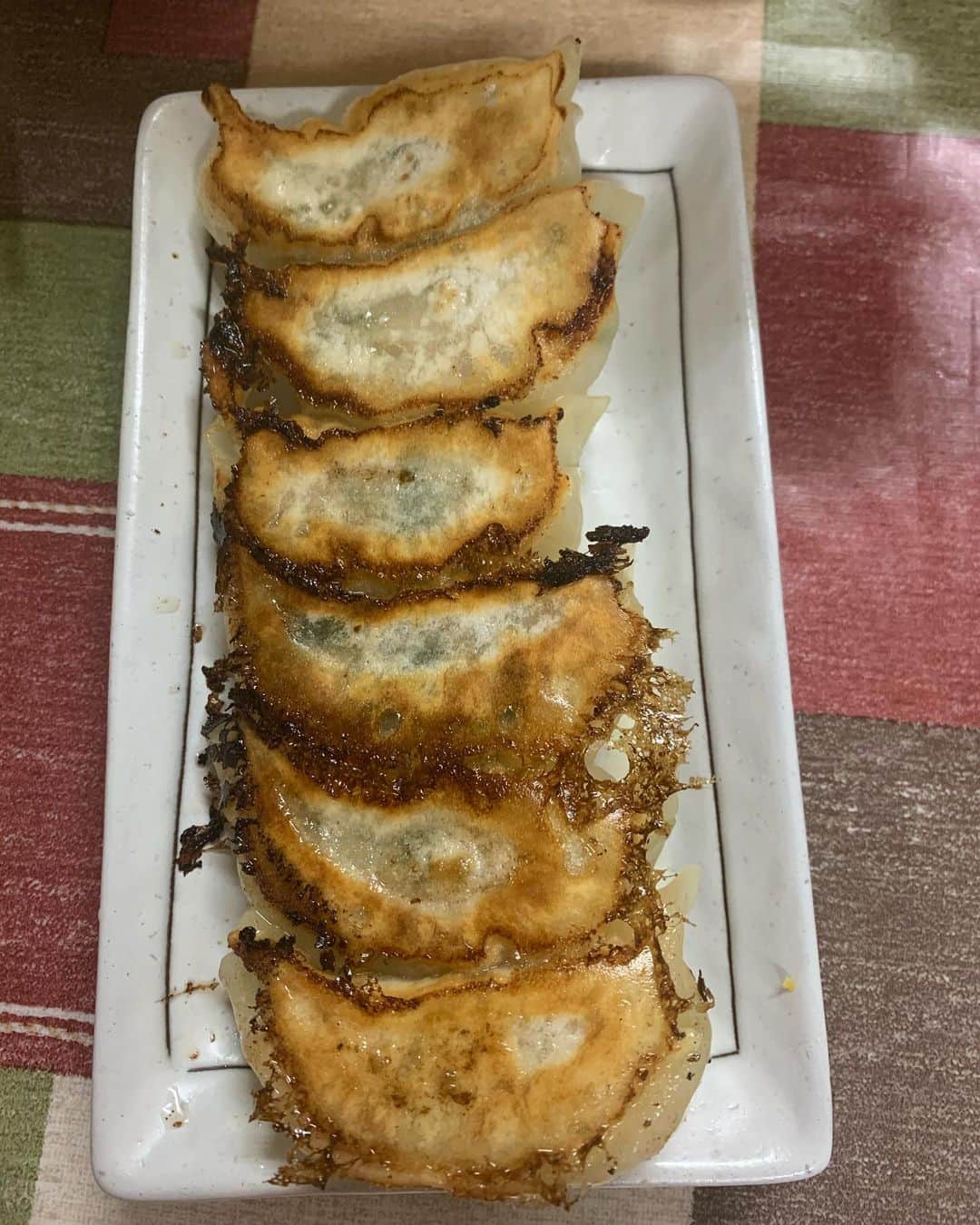 gram住道オペラパーク店さんのインスタグラム写真 - (gram住道オペラパーク店Instagram)「いつも満席の三ノ宮のお店。香港や台湾に来たみたいな感じになる。味はもちろんうまいが、量も多いし、めちゃ安い。 餃子は6個入り260円。また行こうって思う。　やまろぐ3.85  #中華#三宮グルメ#元町グルメ #餃子#餃子屋満園 #やまろぐ」8月3日 0時32分 - yamarogu_official