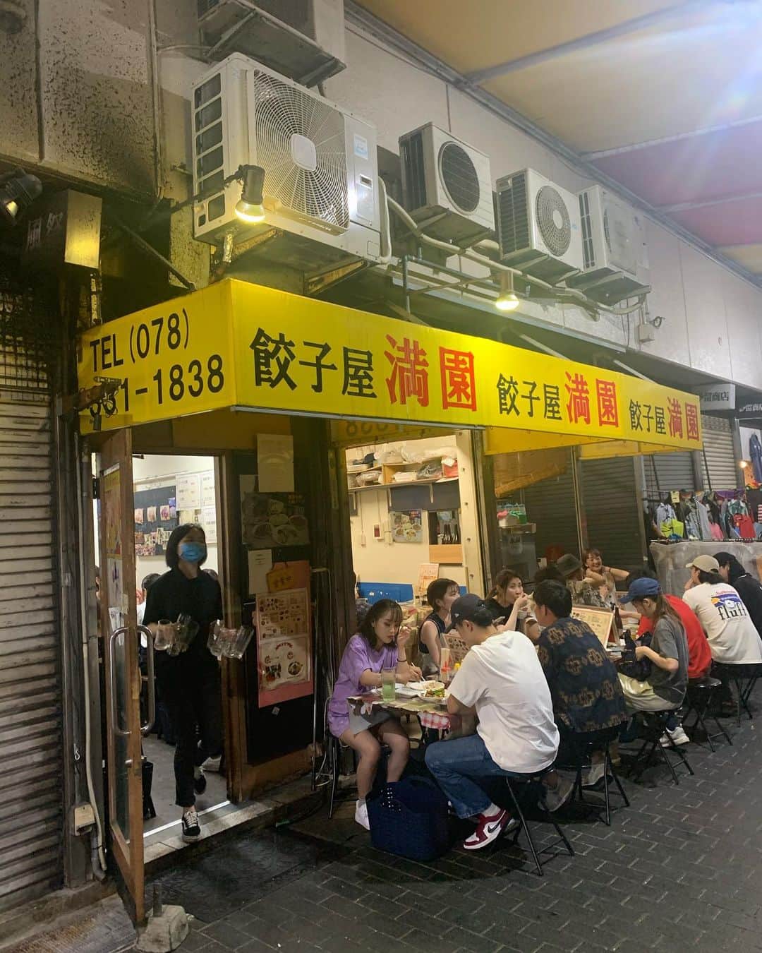 gram住道オペラパーク店さんのインスタグラム写真 - (gram住道オペラパーク店Instagram)「いつも満席の三ノ宮のお店。香港や台湾に来たみたいな感じになる。味はもちろんうまいが、量も多いし、めちゃ安い。 餃子は6個入り260円。また行こうって思う。　やまろぐ3.85  #中華#三宮グルメ#元町グルメ #餃子#餃子屋満園 #やまろぐ」8月3日 0時32分 - yamarogu_official