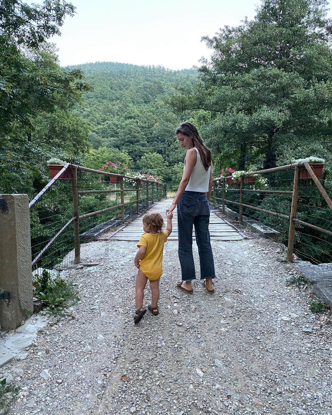マチルダ・ルッツのインスタグラム：「Give yourself permission to slow down. #whatweekendsaremadefor #ohana #famiglia」