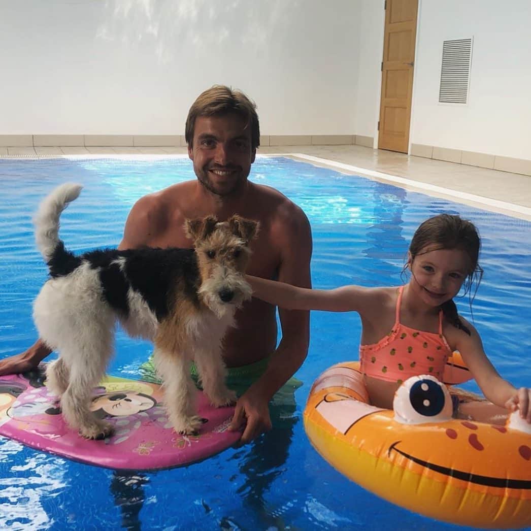 ティム・クルルのインスタグラム：「First surfing lesson 🏄🏻‍♂️ #familytime」