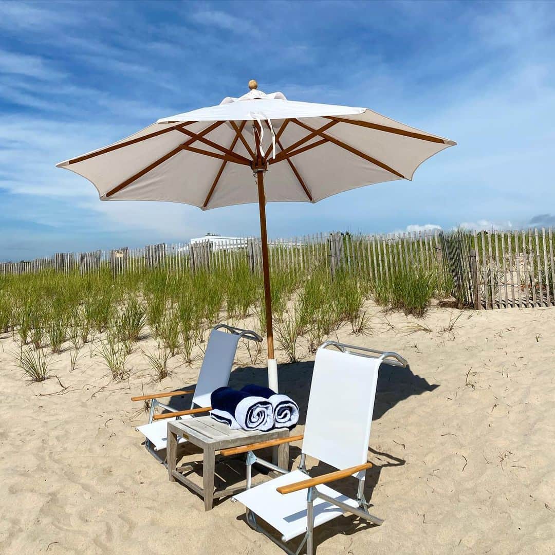 のインスタグラム：「How inviting is this?! 💯💗 . . . . . . . . . . . . . #beach #beachlife #beachvibes #hamptons #hamptonslife #hamptonsstyle #sky #skyphotography #shotoniphone」