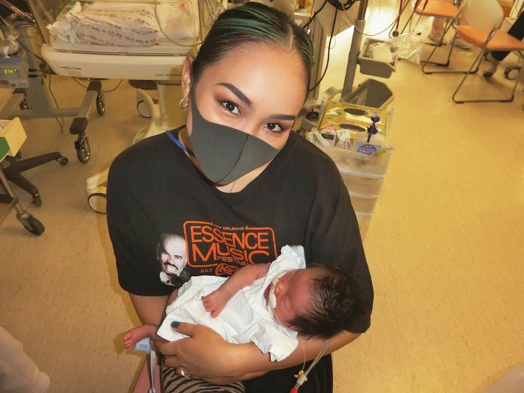 のインスタグラム：「生後23日目。 初めて我が子を抱っこした日👶🏽💜 あの感動は絶対忘れらんないなぁ！！ 毎日のようにGCUに通ってた日々がもう懐かしいわ🔥  #GCU#gcu卒業生#nicu#nicu卒業生」