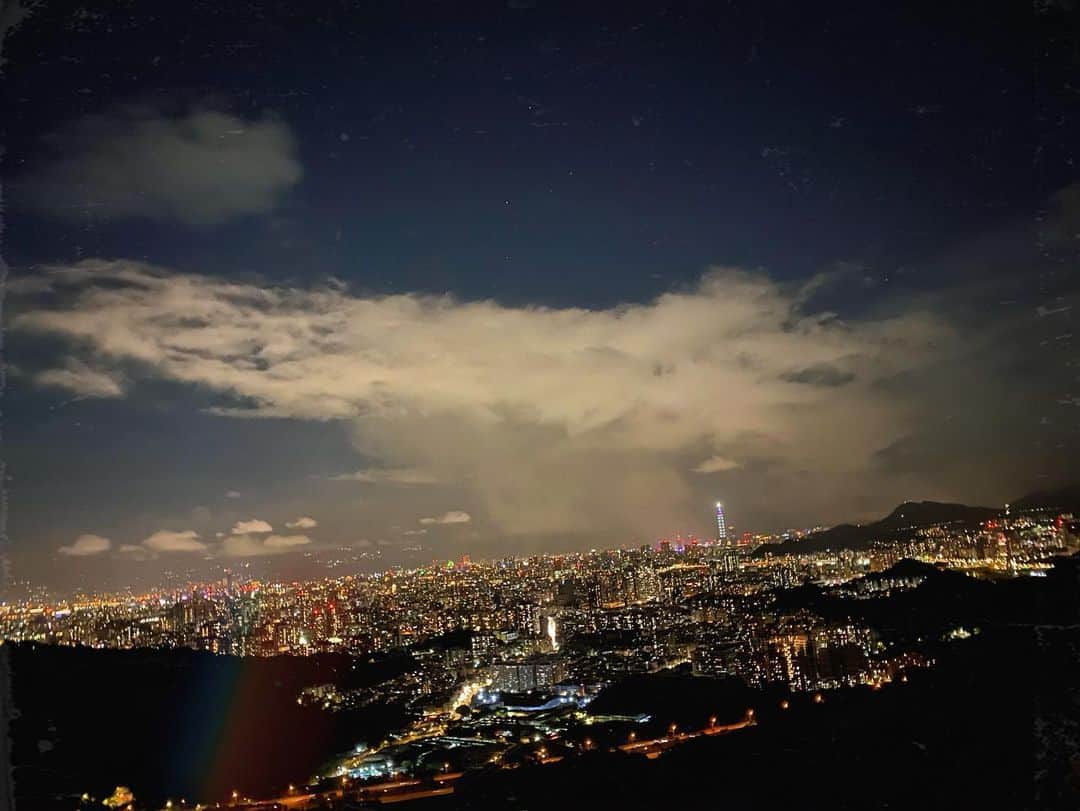 リャン・イーチェン（梁以辰）さんのインスタグラム写真 - (リャン・イーチェン（梁以辰）Instagram)「像被彩虹包圍的月亮🌙 你用巨大的堅強，總能抵擋， 謝謝所有的善良。：）」8月3日 0時50分 - yi_chan_liang