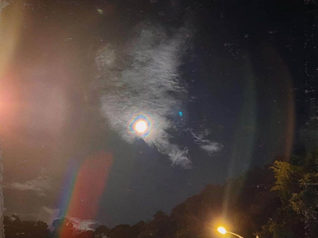 リャン・イーチェン（梁以辰）さんのインスタグラム写真 - (リャン・イーチェン（梁以辰）Instagram)「像被彩虹包圍的月亮🌙 你用巨大的堅強，總能抵擋， 謝謝所有的善良。：）」8月3日 0時50分 - yi_chan_liang
