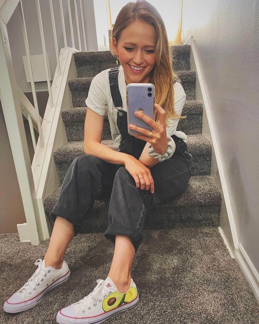 ジョアンナ・ブラッディのインスタグラム：「Those of y’all who know me, know my obsession with avocados. 🥑 I can’t even handle how much I love these shoes. My friend PAINTED these you guys! I don’t understand how some people are so talented but I’m grateful to be on the receiving end! Thank you so much @emiliawerynska 😍」