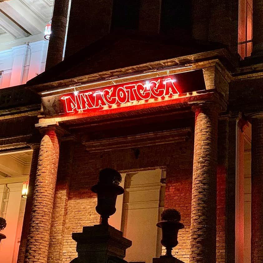 osgemeosのインスタグラム：「Retomamos a montagem da @pinacotecasp #retrospectiva SEGREDOS, 2020 Assim que a Pinacoteca tiver uma  data oficial de abertura,informaremos a todos!  Seguindo todas as novas normas de segurança 🙏🏻❤️ We resumed the installation at @pinacotecasp #retrospective SECRETS As soon as Pinacoteca has an official opening date, we let you all know!  Following all the new safe procedures. #osgemeos #pinacoteca  ⚡️Novo logo criado por nós pra @pinacotecasp  New sign created by us for #pinacoteca」