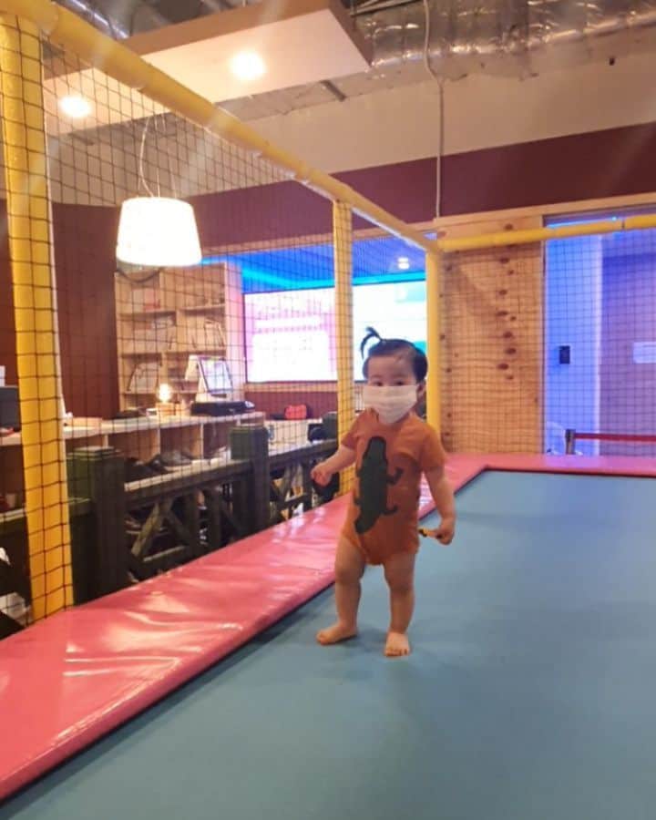 ミン・ヨンウォンのインスタグラム：「키카~~🔥🔥🔥 #타조 🐾🐾🦎🦎 . 요즘 사회성이 발달해서 인사도 넘 잘하고 . 모르는 누나 형들과 뺏고ㅡ 뺏기고 , 양보받고ㅡ양보하고  같이 어울려서 잘노네요. . 집에 모든 방문 다 열고 (동영상문은 잠긴문) . 잠겨있으면 노크도 하고 . 영어 + 한국어 다양한 단어 나열 (노우즈,터들,더티, 스파이시, 아이스  넘 귀욥ㅋㅋㅋㄱ) . 등을 보이면 ... 모두에게 업히려고하고 (심지어 다른 어린 아기한테도 ㅋ) . 누나들한테  허그도  해주는 스윗한  아기❤💛💜 . 첫아기라  다~~~~다다 신기해요 ㅎㅎ . . . 근데 요즘 너의 고집 ?  의사표현?  주장?? 너무 강렬하구나 ㅎㅎㅎㅎ 집을 벗어나니 몸은 힘들지만 같이 #신났어 #먹방 #푸드파이터#먹방요정  #16갤아기 #사랑해 #애교쟁이 #육아일기 #신혼일기 #육아맘 #육아소통 #일상 #소통 #맞팔 #데일리 #황금돼지띠아들 #오오티디  #베이비스타그램 #foodfighter #baby #babyboy #love」