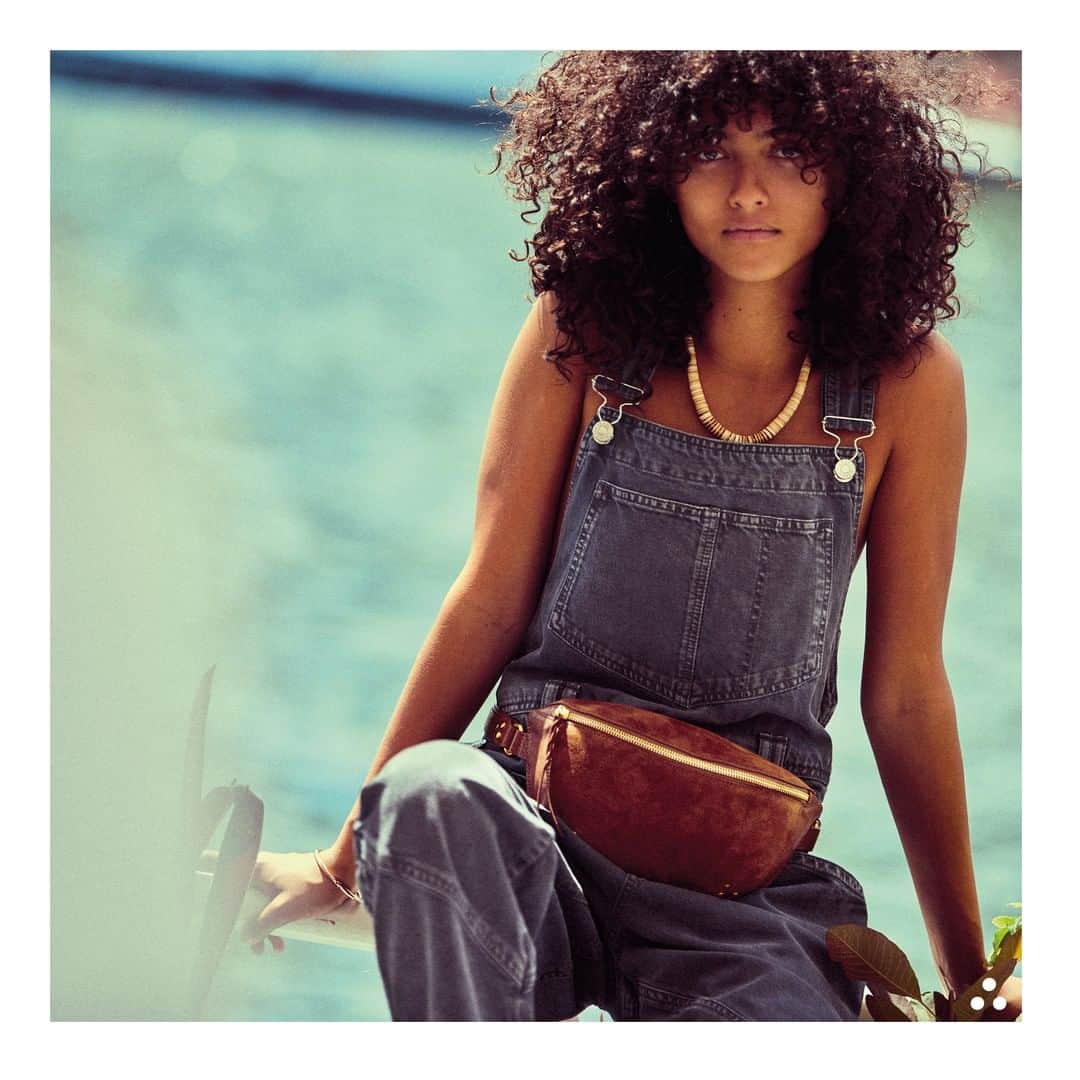 ジェロームドレイフュスのインスタグラム：「Lino banane is the new coolgirl must-have accessory #JeromeDreyfussLinoBanane . . Art Direction & Photo @germainchauveau Style @claire_dhelens Model @melodievaxelaire #jeromedreyfuss #linobanane  #rootsdeluxe #aw20」