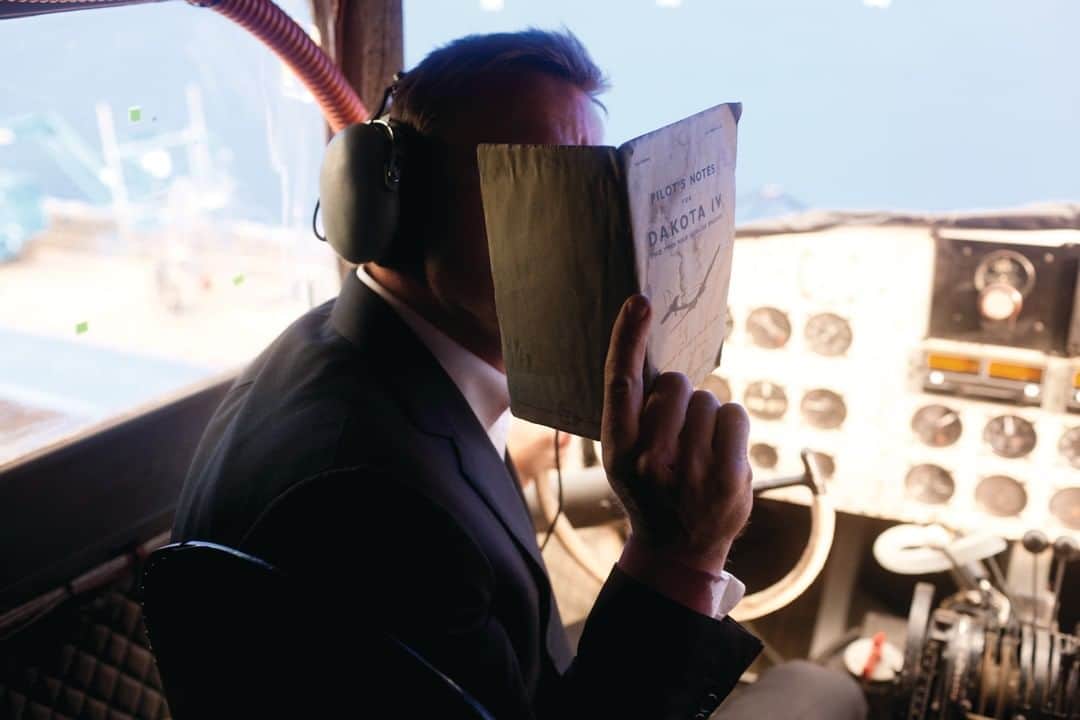 James Bond 007さんのインスタグラム写真 - (James Bond 007Instagram)「If you’re going to fly a large old plane, it’s always good to read the instructions. Daniel Craig at the controls of the DC-3 shooting QUANTUM OF SOLACE (2008).」8月3日 1時00分 - 007