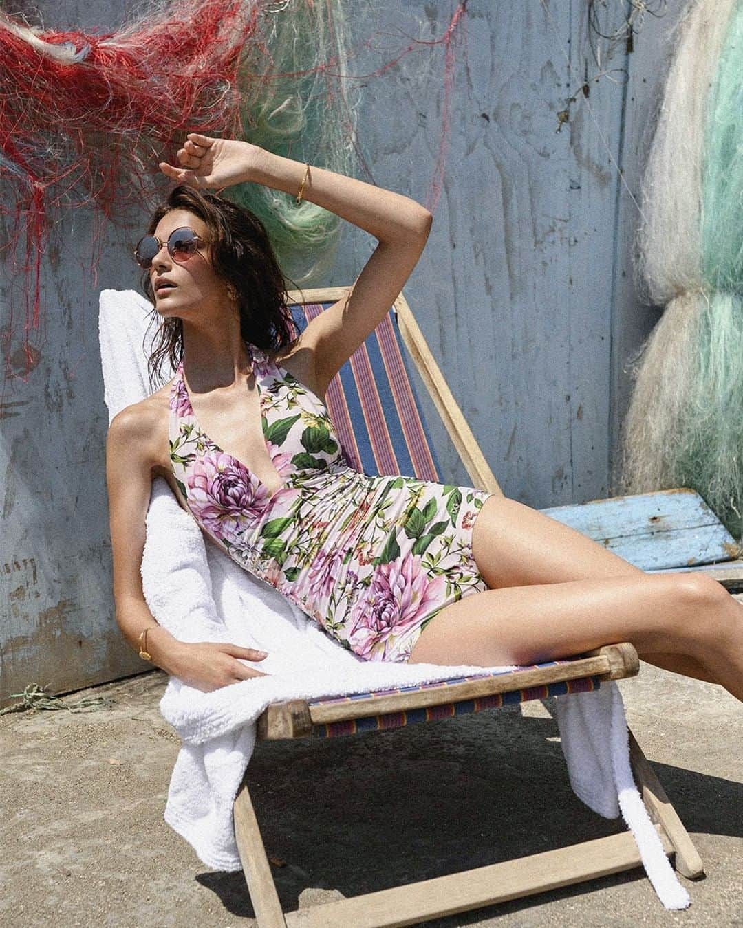 ドルチェ&ガッバーナさんのインスタグラム写真 - (ドルチェ&ガッバーナInstagram)「Summer in Napoli, Italia. A #DGSS20 full rose-printed swimsuit and a glamourous round #DGEyewear frame featuring cream pearls.   Shot by @ciropipoli    #DGWomen #DolceGabbana #DGLovesNapoli #MadeInItaly🇮🇹」8月3日 1時00分 - dolcegabbana