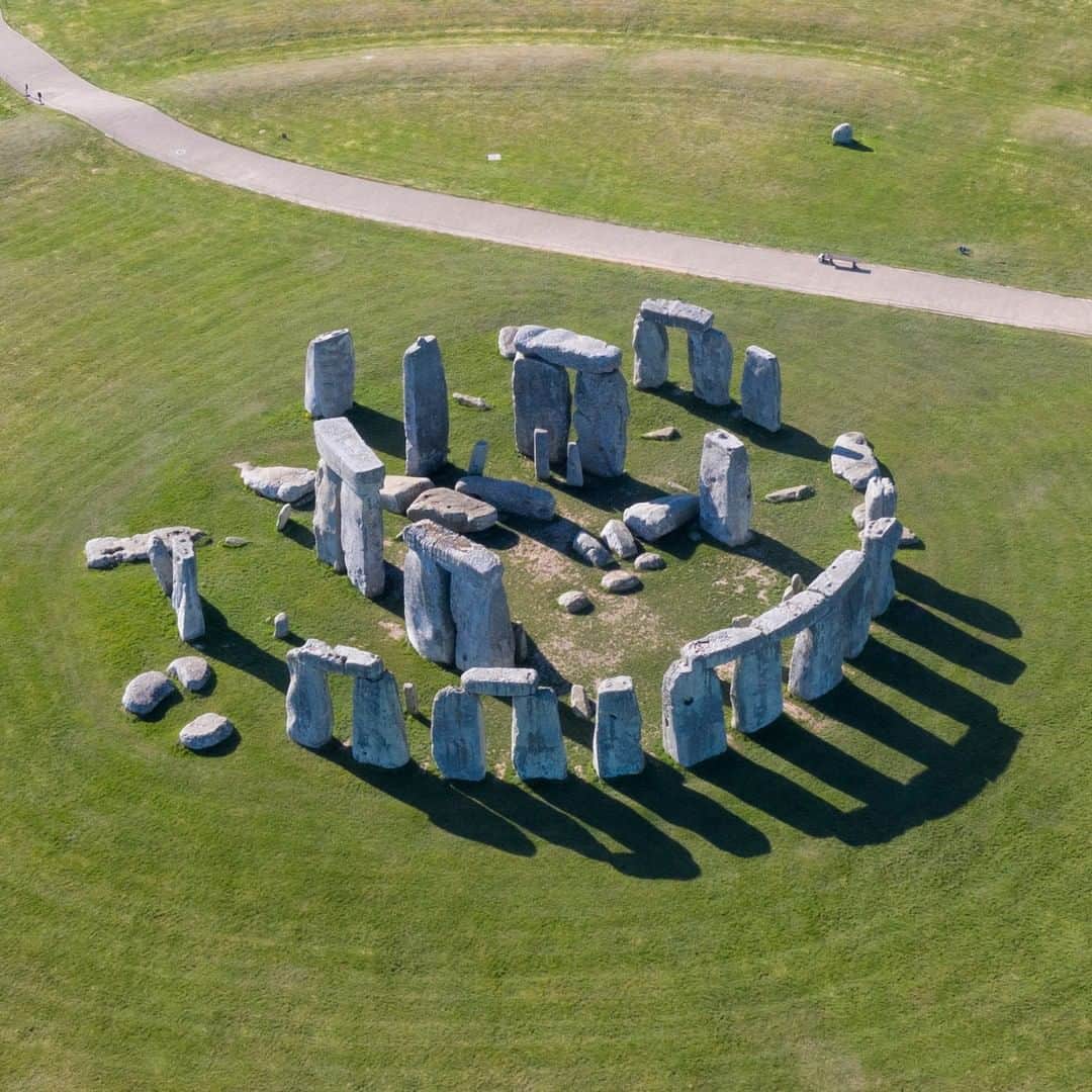 HYPEBEASTさんのインスタグラム写真 - (HYPEBEASTInstagram)「#hbouthere: Scientists have discovered where the huge stones from Stonehenge came from. According to a new report by Science Advances, the massive stones at Stonehenge in Southern England came from a region 15.5 miles away from the historic site. The sandstone boulders, or sarsens, were moved from the West Woods in the English county of Wiltshire.⁠ Chris Gorman/Getty Images」8月3日 1時01分 - hypebeast