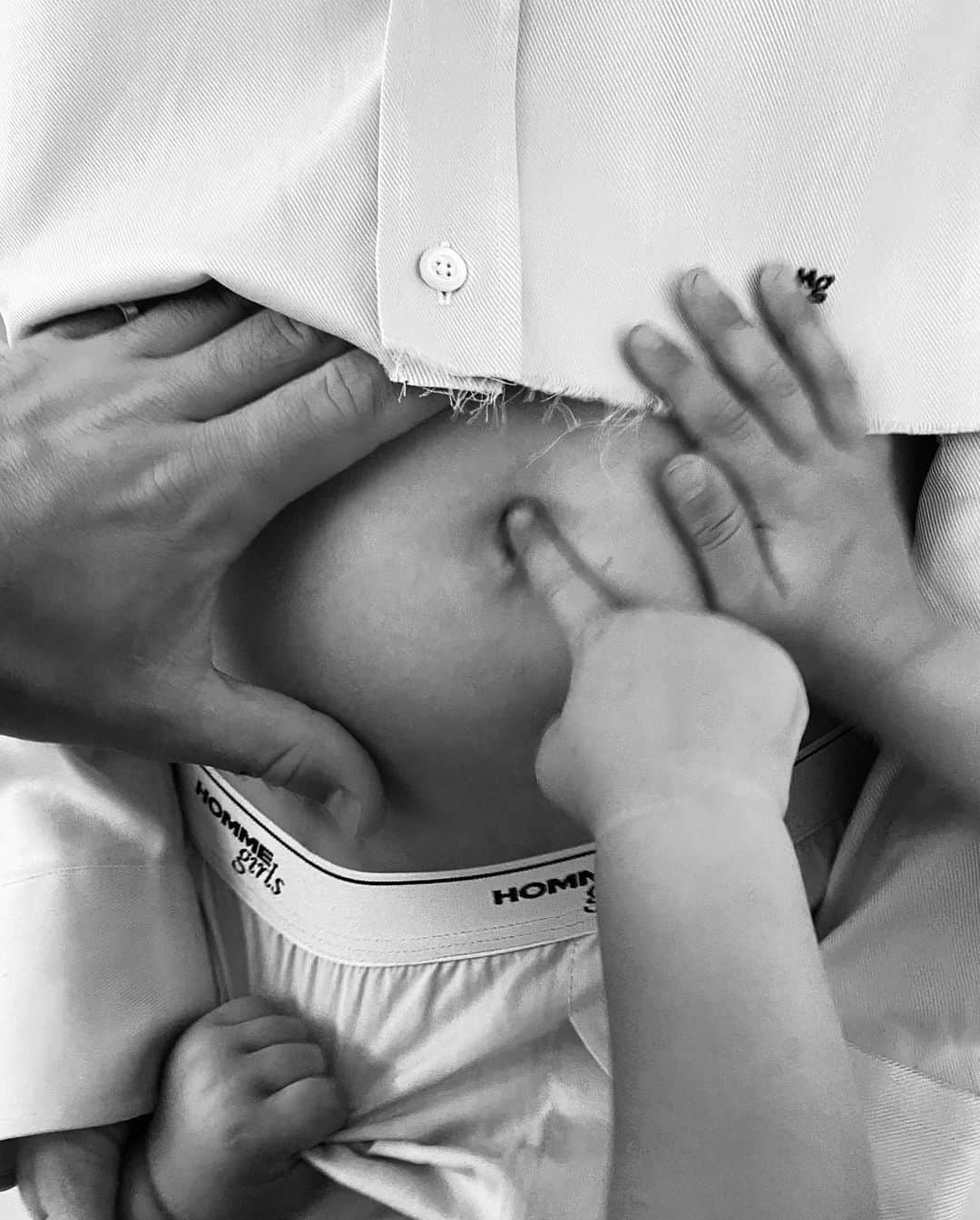 ペニーレ・タイスベックのインスタグラム：「Something’s been cooking for 6 months now 👶🏻💙 @lotko」