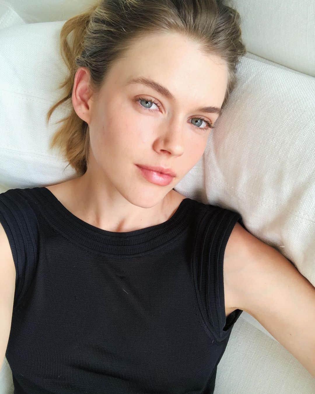 Victoria Leeのインスタグラム：「🖤 Sunday」