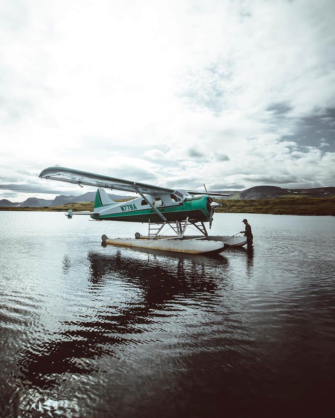 BEAUTIFUL DESTINATIONSさんのインスタグラム写真 - (BEAUTIFUL DESTINATIONSInstagram)「Bristol Bay, one of Alaska’s most treasured natural wonders, is under threat. It’s home to an irreplaceable ecosystem and one of the last salmon strongholds. Not only that, its iconic wildlife has sprung up a sustainable tourism industry which effects thousands of Alaskan livelihoods.  All of this is under threat if the Pebble Mine moves forward. The recent approval of the environmental impact statement has made it clear that our voices need to be heard.   The #BDTeam traveled to Alaska to get the story and to help protect this beautiful part of the world. The full video is on our YouTube.   @world_wildlife @jeremyjauncey and @loganlambert #StopPebbleMine #VetoPebbleMine」8月3日 1時09分 - beautifuldestinations