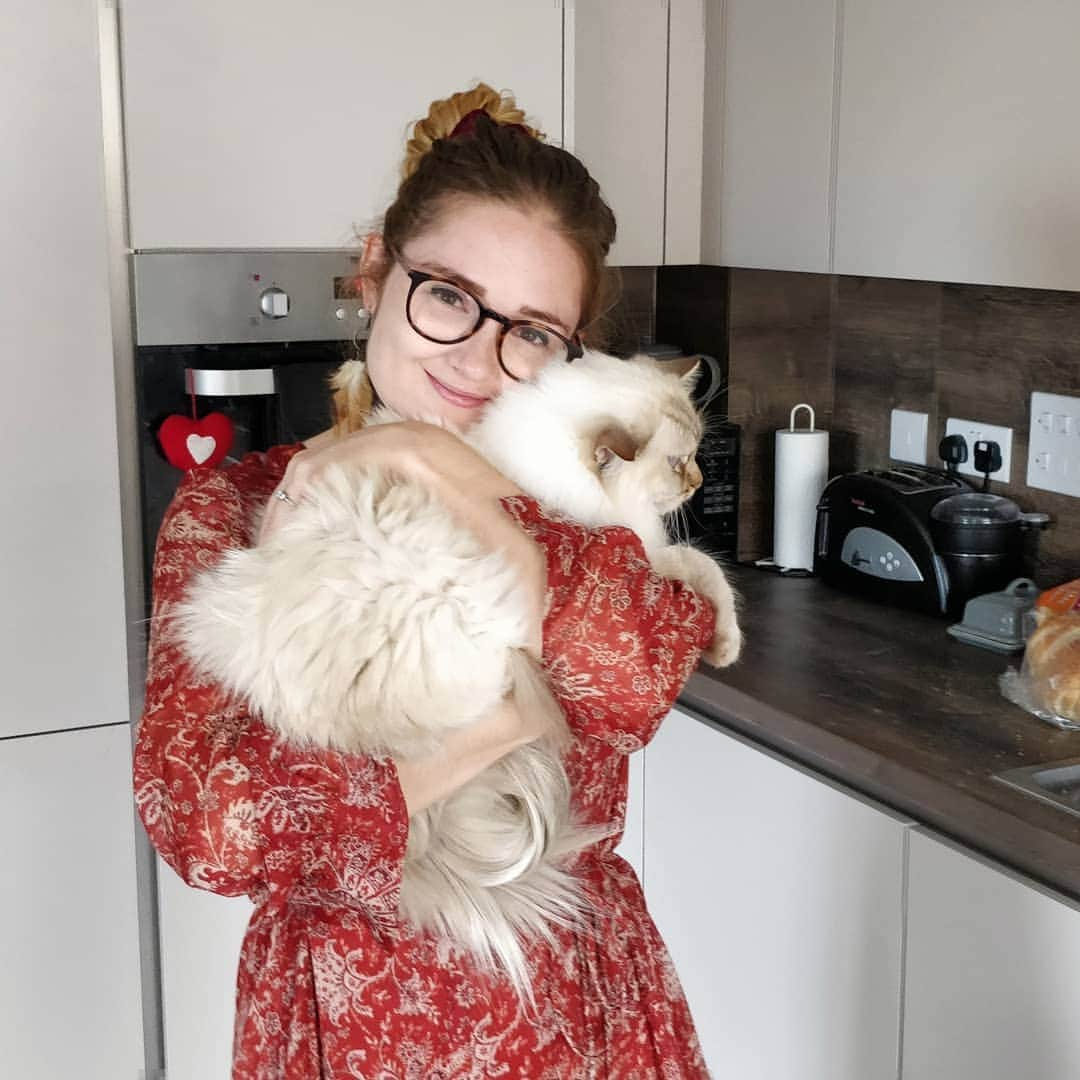 ジェニファー・ピンチズさんのインスタグラム写真 - (ジェニファー・ピンチズInstagram)「Snuggles in the kitchen, with my fluffiest furbaby 😽🧡 @louetta_ragdolls #crazycatlady #ragdolllove #ragdolllover #cutecatclub #ragdollsofinstagram」8月3日 1時09分 - jennifer.pinches