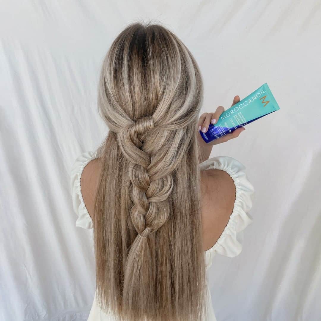 Moroccanoilさんのインスタグラム写真 - (MoroccanoilInstagram)「As any blonde knows, summer can really do a number on your color. Follow @kirstenzellers’ lead and add Blonde Perfecting Purple Shampoo to your regimen to neutralize brassiness, refresh dull highlights, and help repair hair from the inside out.💜」8月3日 1時10分 - moroccanoil