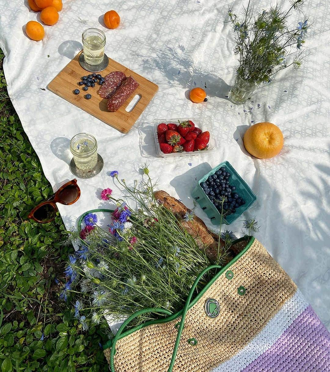 ケイト・スペードさんのインスタグラム写真 - (ケイト・スペードInstagram)「lunch break 🍓🥖」8月3日 1時11分 - katespadeny