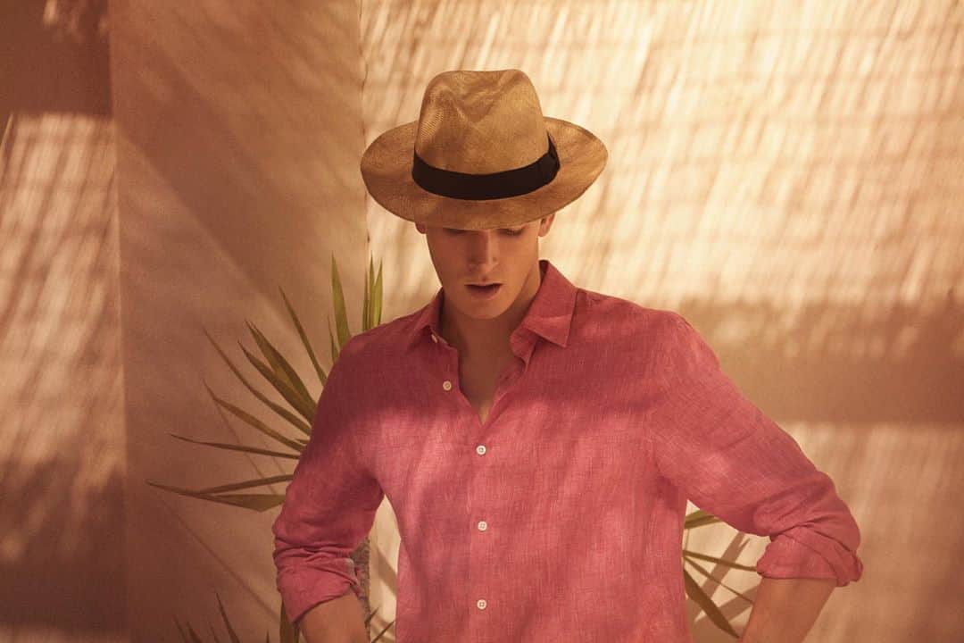 ギーブス&ホークスのインスタグラム：「Our casual linen shirt, here in a tropical pink, is a summer essential for a gentleman’s wardrobe.  #gievesandhawkes #linenshirt」