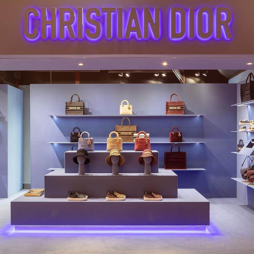 クリスチャンディオールさんのインスタグラム写真 - (クリスチャンディオールInstagram)「Visit the new pop-up store at @Harrods in London, the first location in the world to premiere the #DiorAW20 collection by @MariaGraziaChiuri. Celebrating signature Dior codes, the ephemeral boutique is embellished with soft velvet in autumnal shades, and is open from now until August 30, 2020. #HarrodsxDior © Photo by @LukeHayes_uk」8月3日 1時17分 - dior