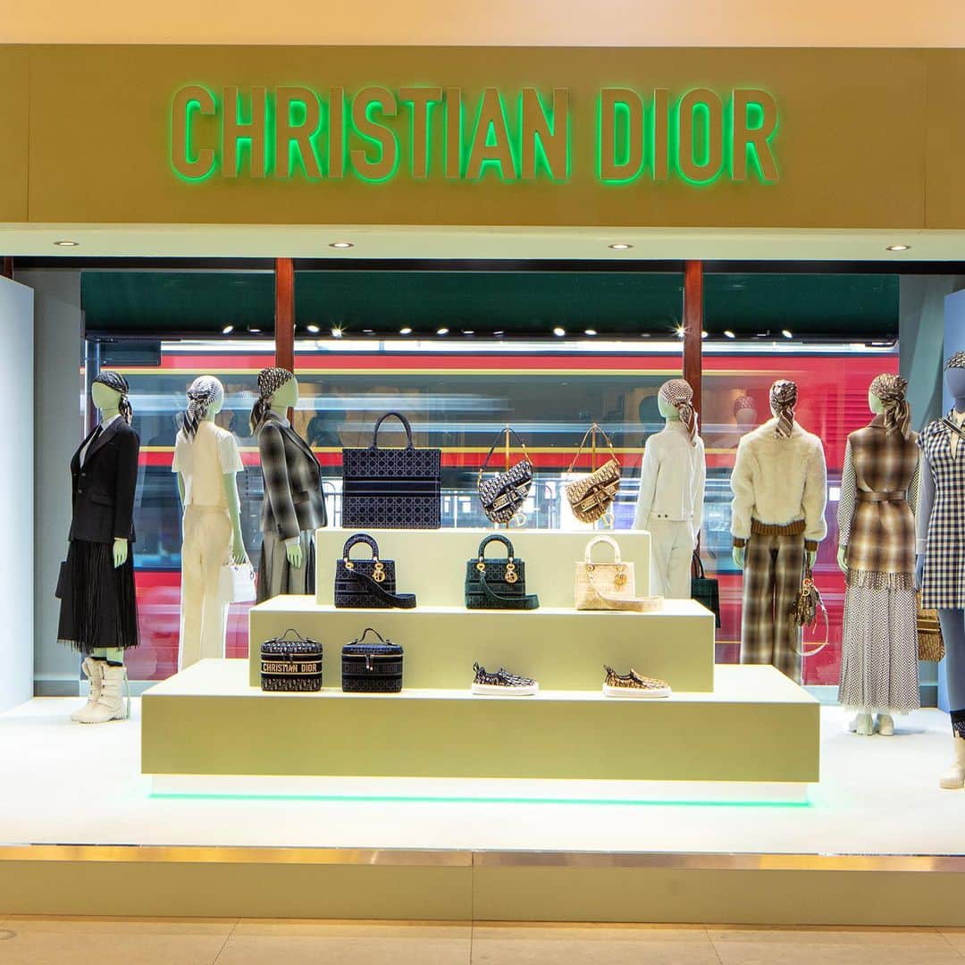 クリスチャンディオールさんのインスタグラム写真 - (クリスチャンディオールInstagram)「Visit the new pop-up store at @Harrods in London, the first location in the world to premiere the #DiorAW20 collection by @MariaGraziaChiuri. Celebrating signature Dior codes, the ephemeral boutique is embellished with soft velvet in autumnal shades, and is open from now until August 30, 2020. #HarrodsxDior © Photo by @LukeHayes_uk」8月3日 1時17分 - dior