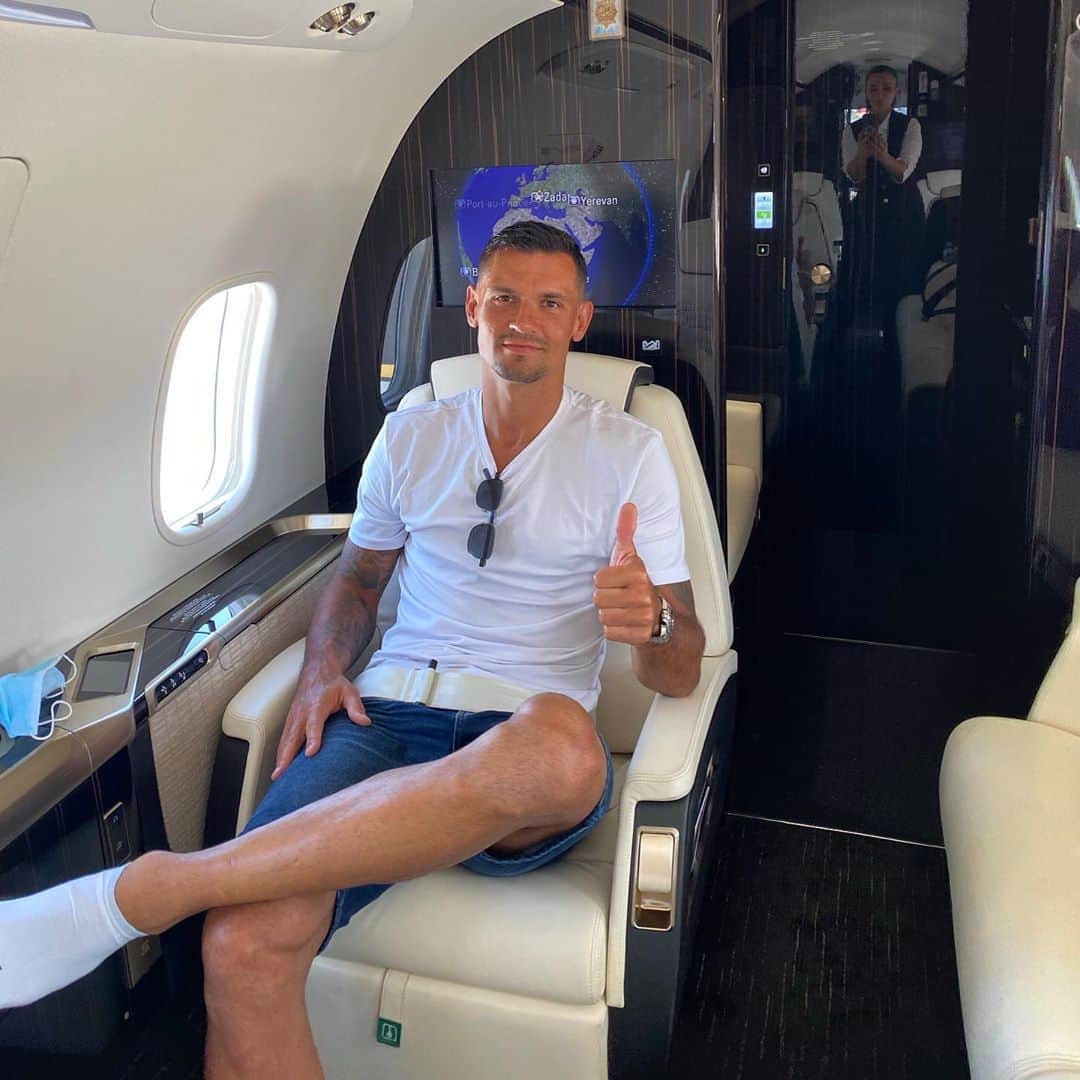 デヤン・ロヴレンのインスタグラム：「Off to St Petersburg 🇷🇺  The new journey starts from today. 🙏🏻  #zenit」