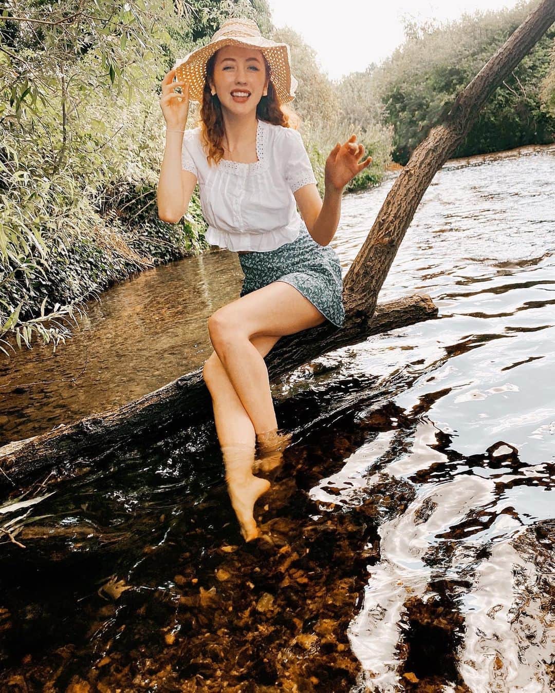 ベッキー・クルーエルのインスタグラム：「paddling in the water at the springs healed my soul 🤩 walked along the river bed and saw fish by our feet! I saw my best friends in the world for the first time since January and it was amazing.」