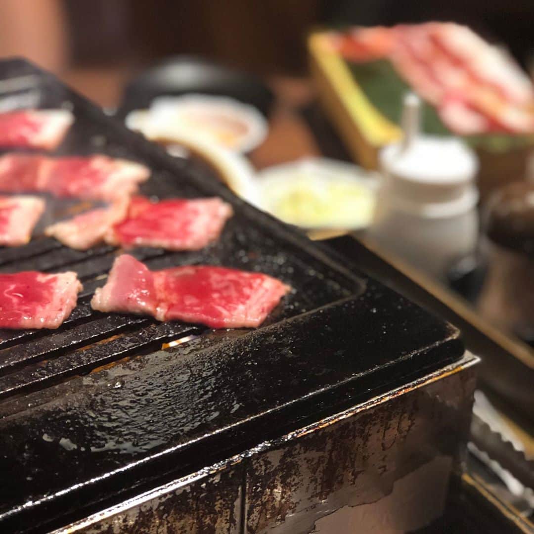 のインスタグラム：「. ご飯テロ☺️💓🥩 本当美味しかったよー！ @kurotetsu.seiseki  早くまた行きたい！！！ だれかいこー？？ . . . . .  #誕生日祝い #焼肉黒テツ #聖蹟桜ヶ丘焼肉 #黒テツ聖蹟 #聖蹟食べ放題 #焼肉 #美味しすぎる #焼肉大好き #焼肉大好きな人と繋がりたい #肉💓 #モデル #タレント #幸せ #笑顔 #飯テロ #ポートレートモード #食べるの大好き  #yummy #happybirthday #yakiniku #japan #japanese #model #smile #happy」