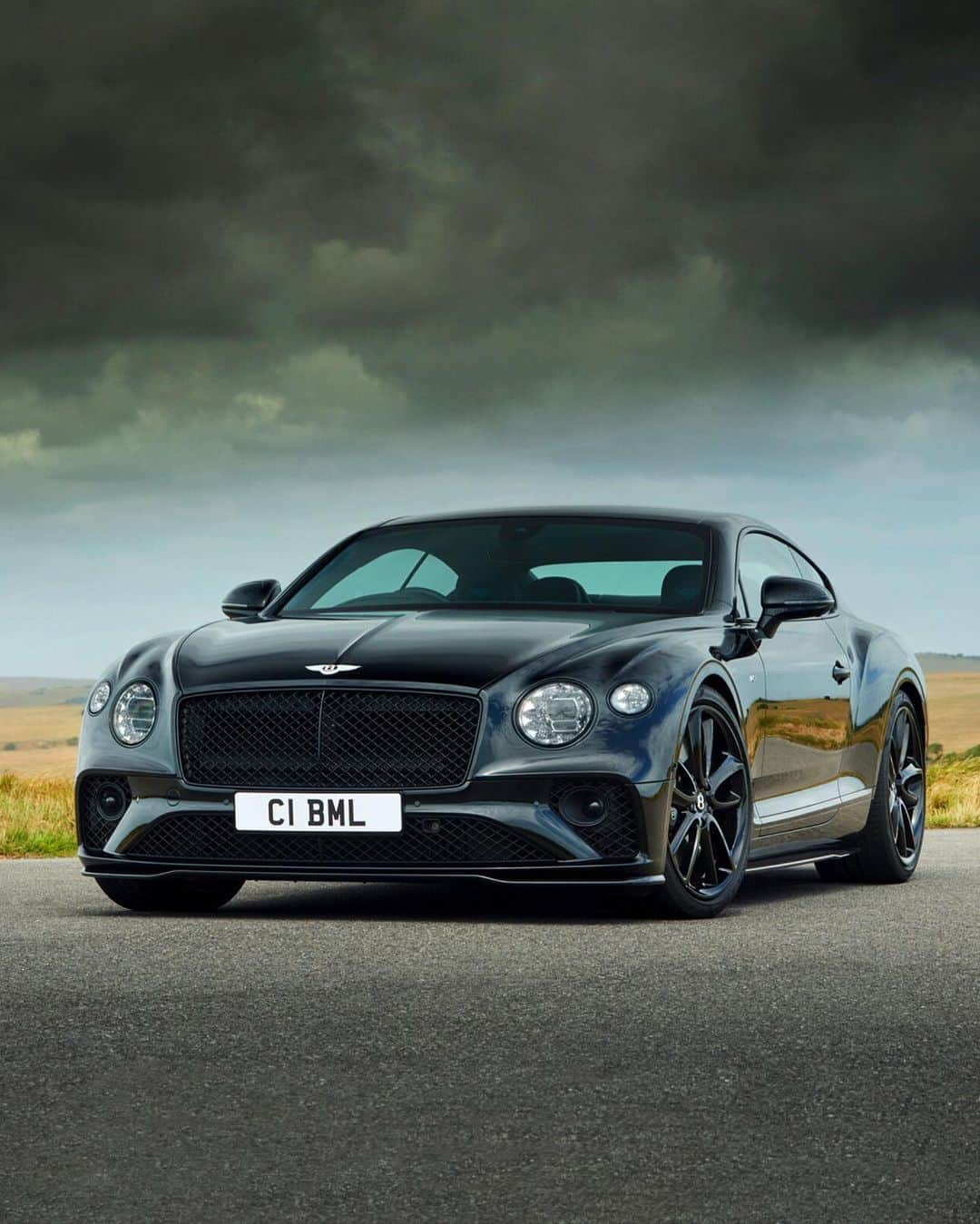 ベントレーさんのインスタグラム写真 - (ベントレーInstagram)「Bringing out our dark side. The #Bentley #ContinentalGT V8. Configure yours through the link in bio. _ Continental GT V8 WLTP drive cycle: combined fuel consumption: 23.9 mpg (11.8 l/100 km), combined CO₂: 268 g/km」8月3日 2時12分 - bentleymotors