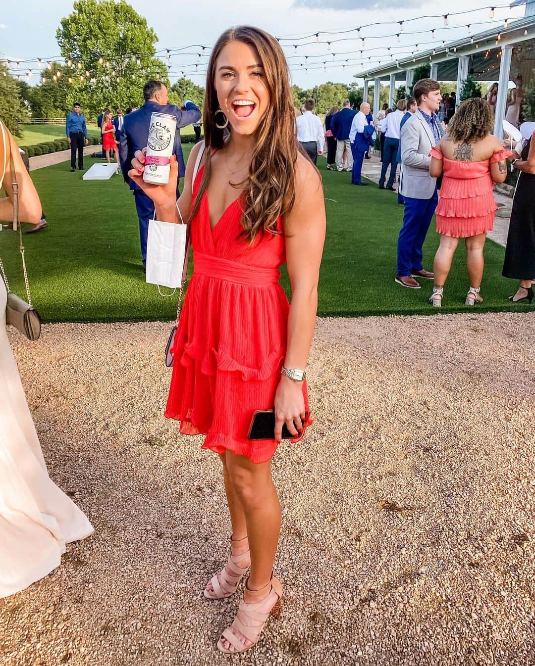 のインスタグラム：「White claw and surgical mask in hand .... best way to kick off the COVID 19 wedding season 😜  • • • Congrats @kath_bento and @jwbento3 !! Last night was so beautiful 💐」