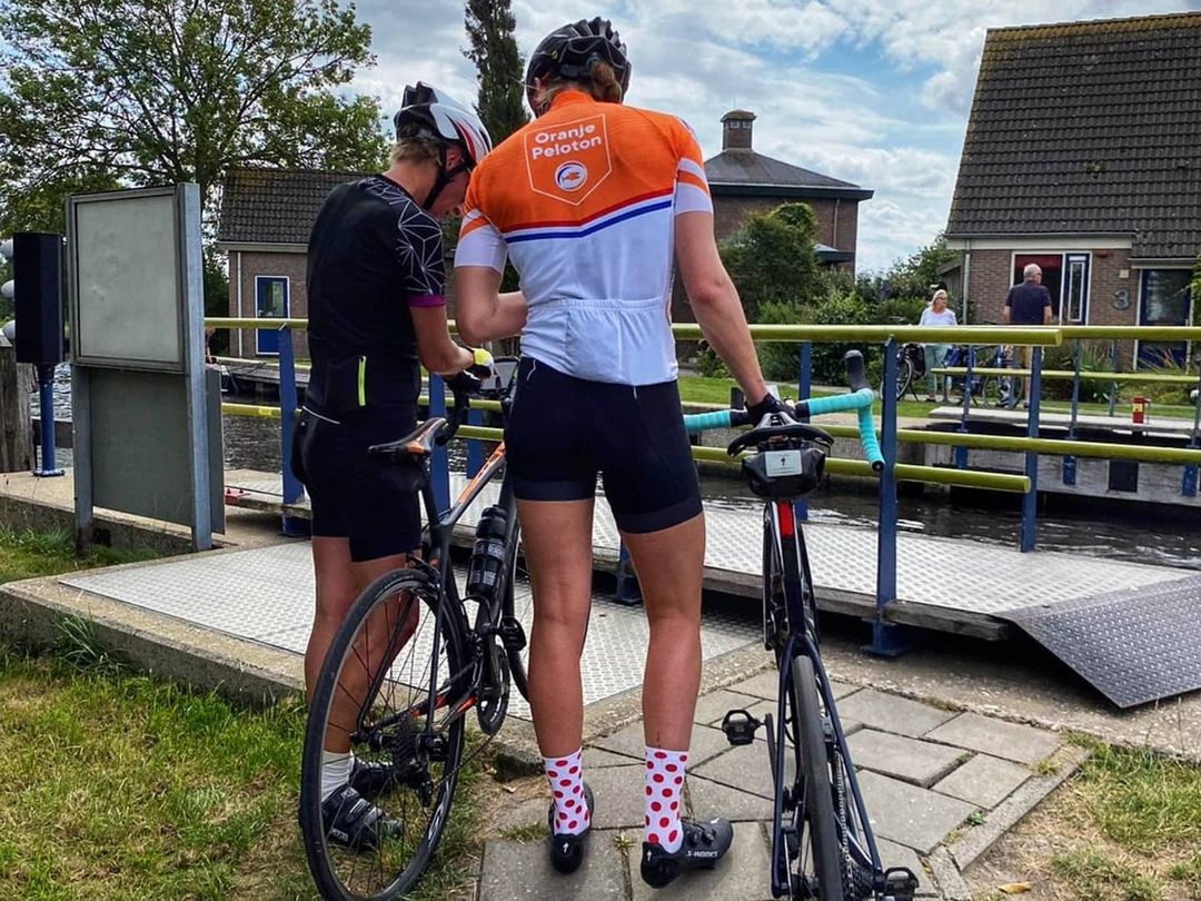 フェムケ・ヘームスケルクさんのインスタグラム写真 - (フェムケ・ヘームスケルクInstagram)「Why I love cycling: I never thought i would find something other than swimming giving me so much joy. I love being outside, I love that it's such a social thing and I simply love the sound of my tires on the road. (No worries im not preparing a switch 😂)   Augustus is gebombardeerd tot dé fietsmaand! Ik fiets mee met het @oranje.peloton voor @kwfkankerbestrijding. Ik ga zelfs binnenkort een zware klim in Zwitserland doen v 163km met 4023 hoogtemeters. In mijn bio vind je mijn persoonlijke pagina. Willen jullie mij sponsoren en daarmee het KWF steunen ? 🙏🤩 . . . #KWF #OranjePeloton #FietsenVoorKWF 📸 : @guido_frackers」8月3日 2時25分 - femheemskerk